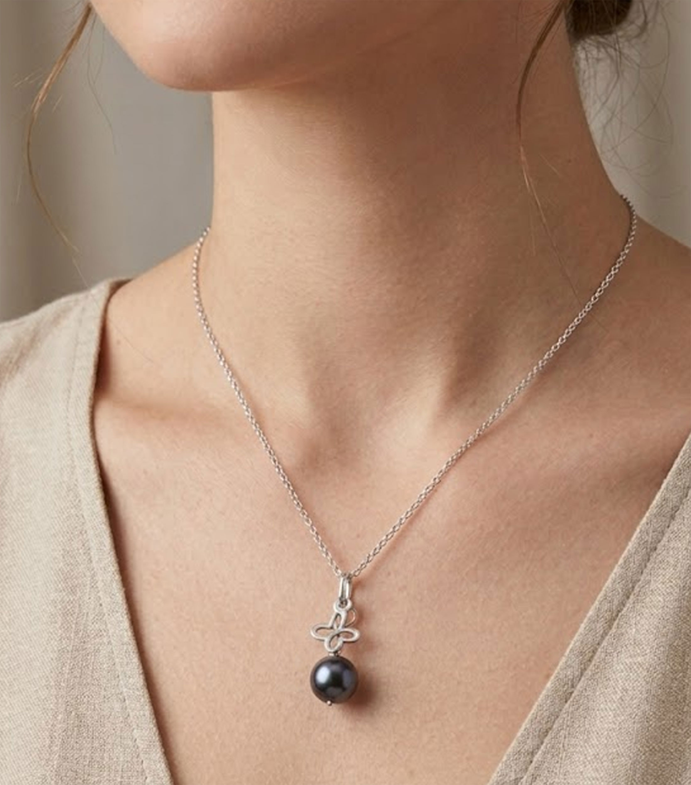 Dije Mariposa en Plata .925 con Perla Mujer