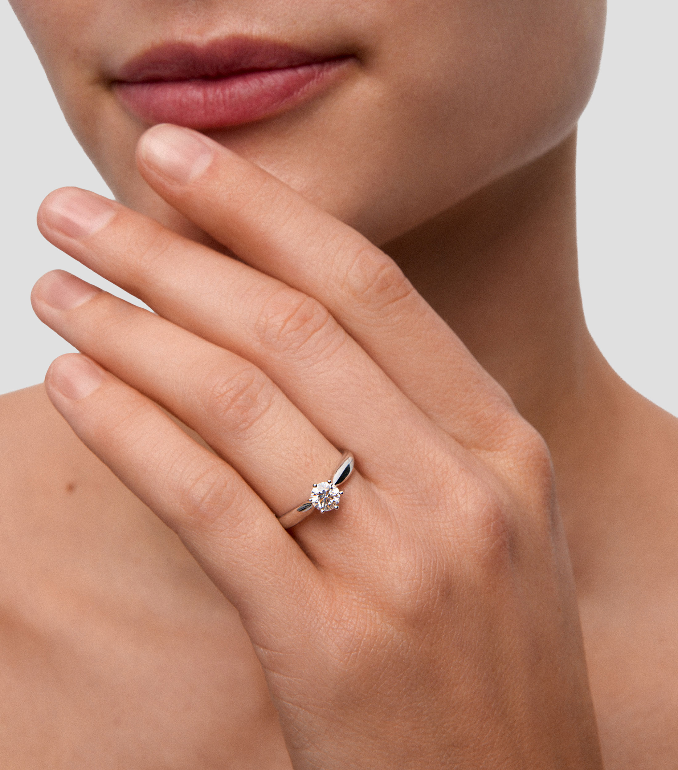 Anillo solitario en Oro blanco de 18 Kilates con diamante Mujer