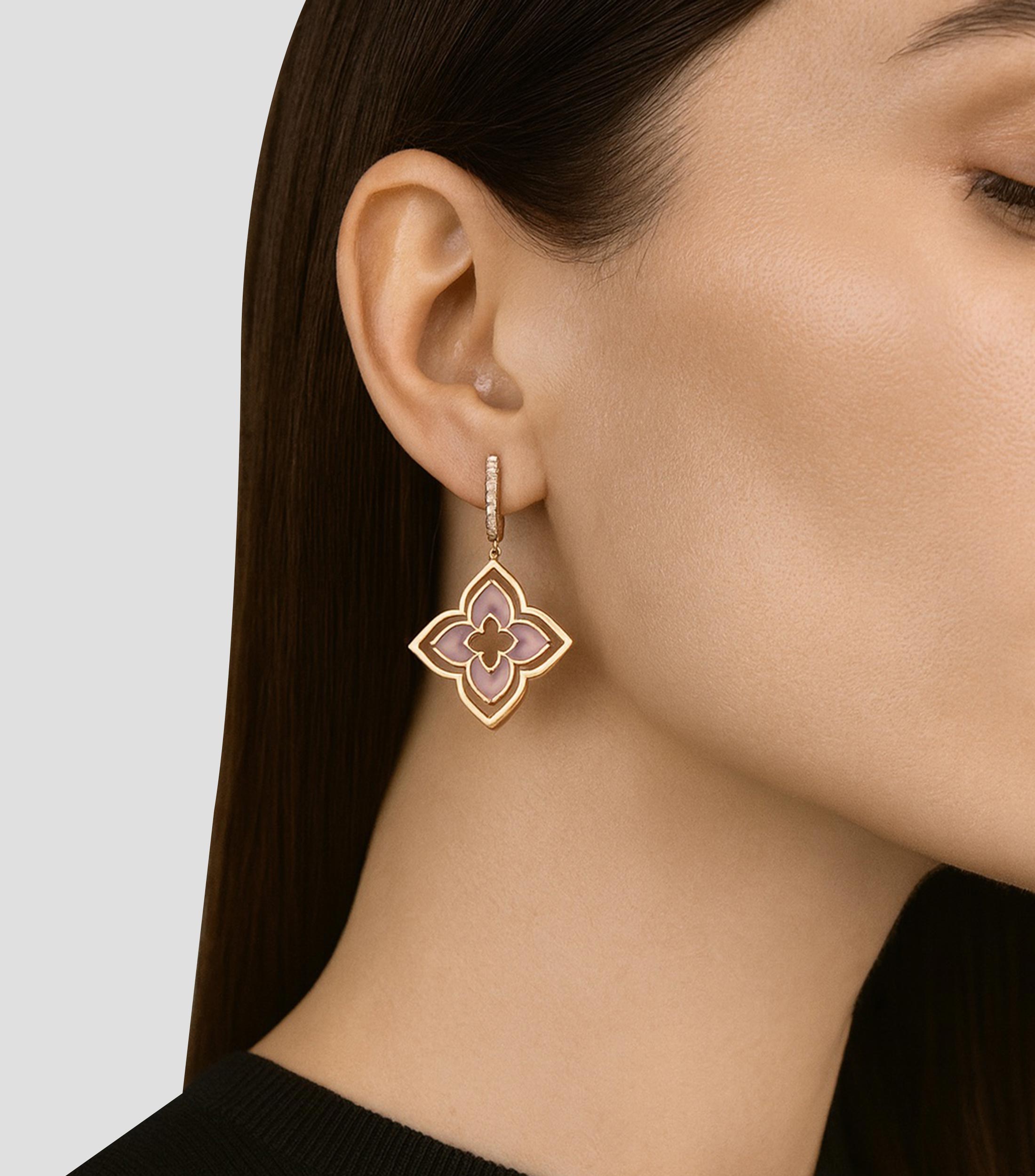 Aretes de flor en oro rosa de 18 kilates con diamantes Mujer