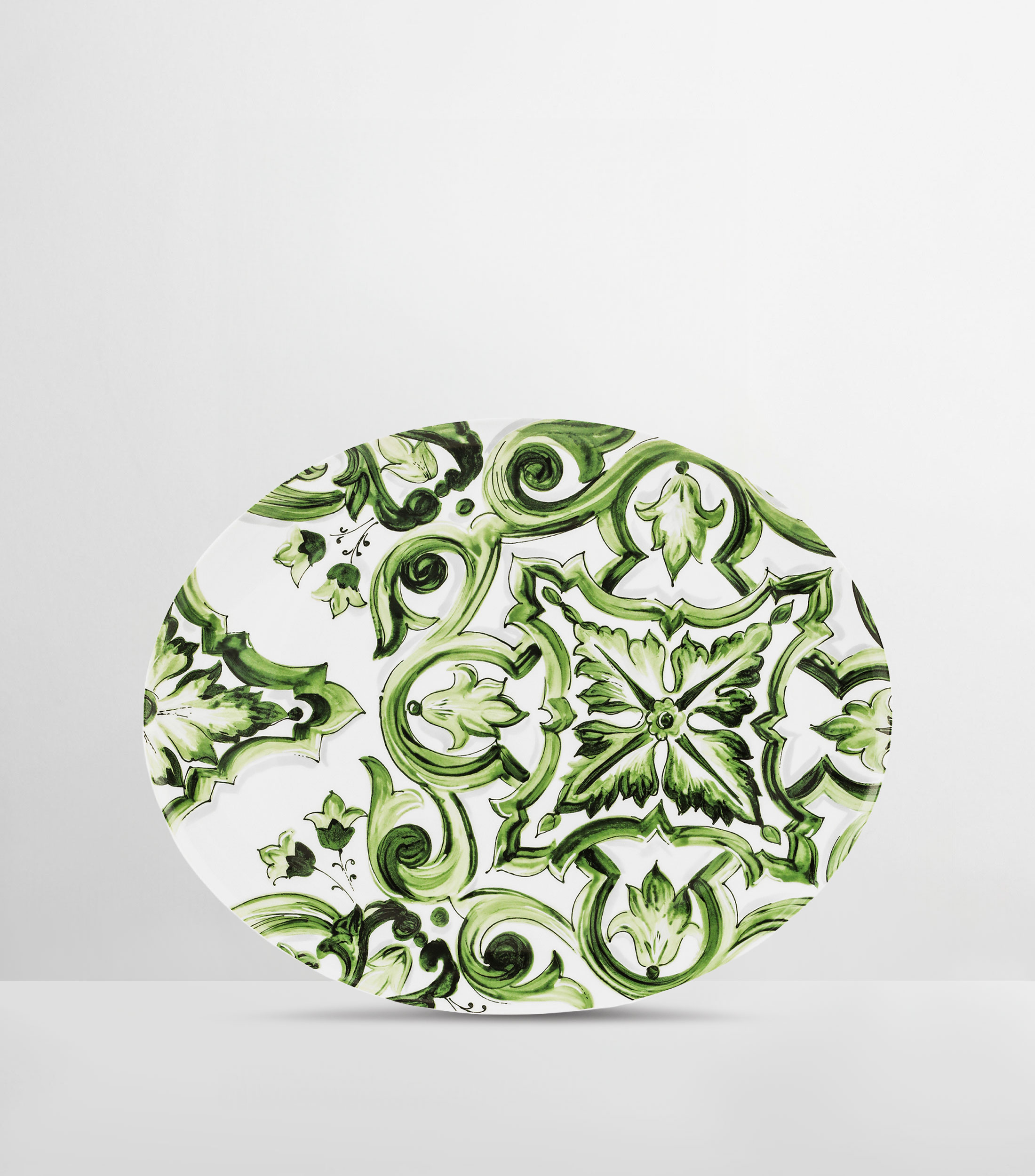 Plato ovalado Maiolica pintado