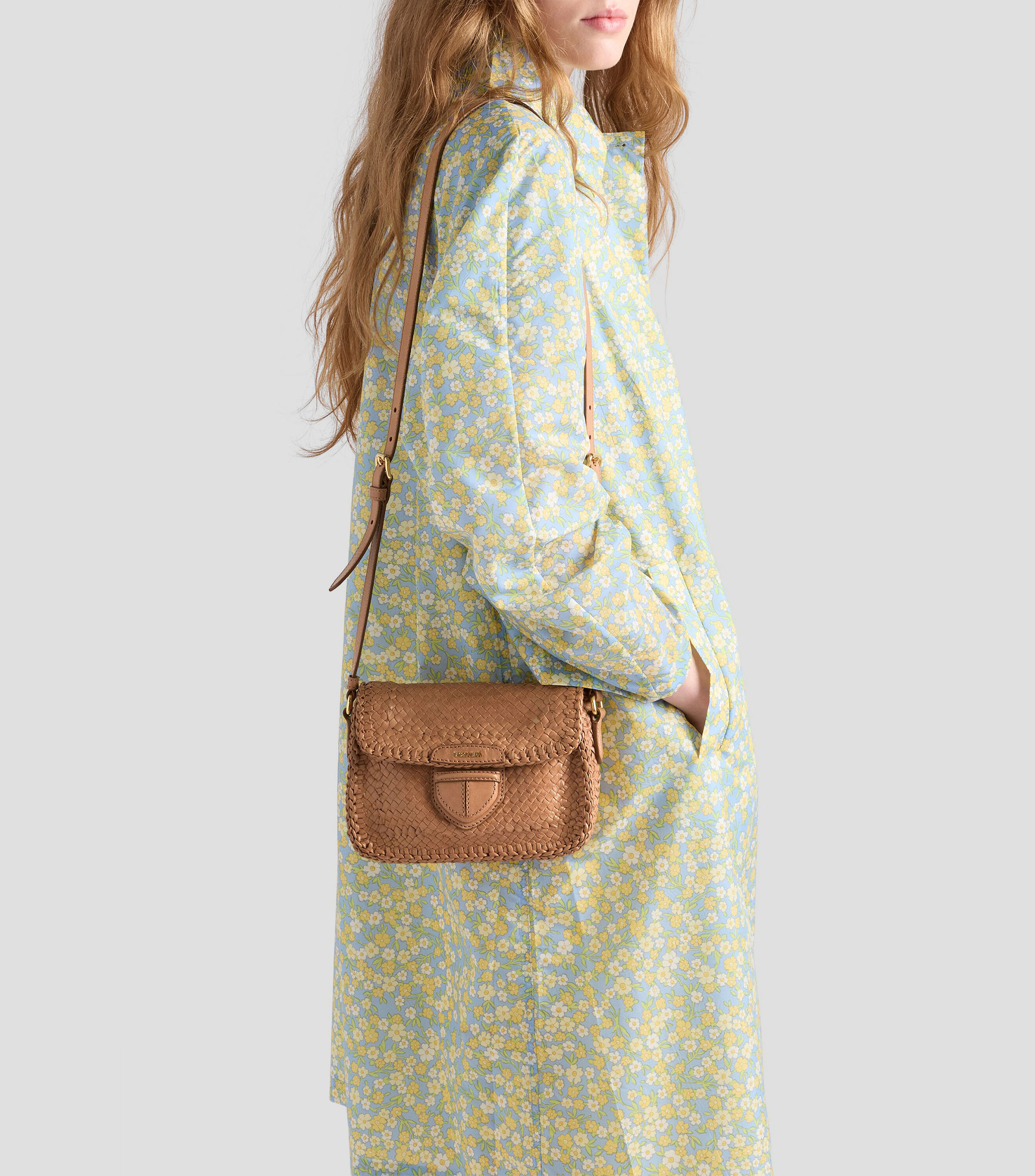 Minibolsa Crossbody de piel entrelazada Mujer