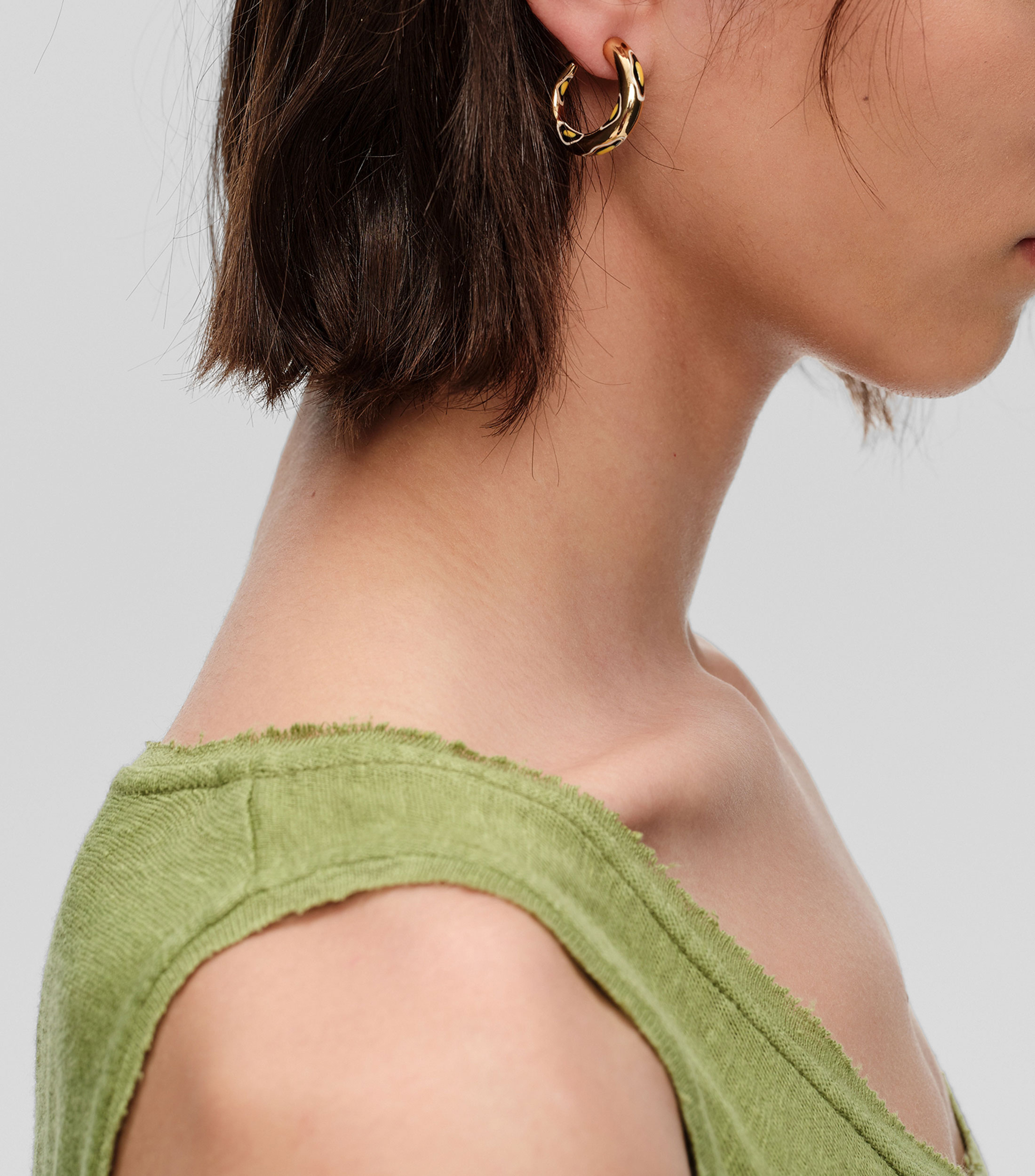 Aretes de aro esmalte dorado Mujer