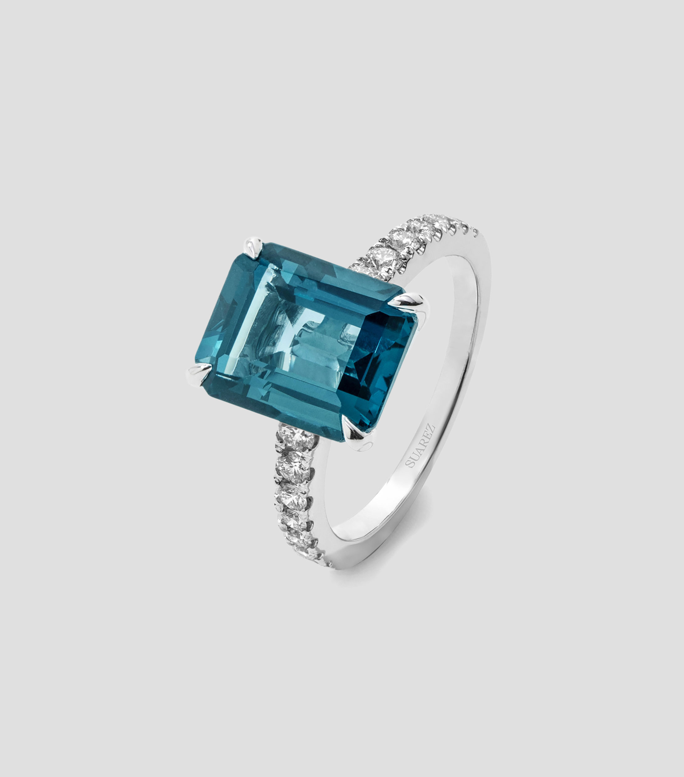 Anillo en Oro blanco de 18 Kilates con topacio London y diamantes Mujer