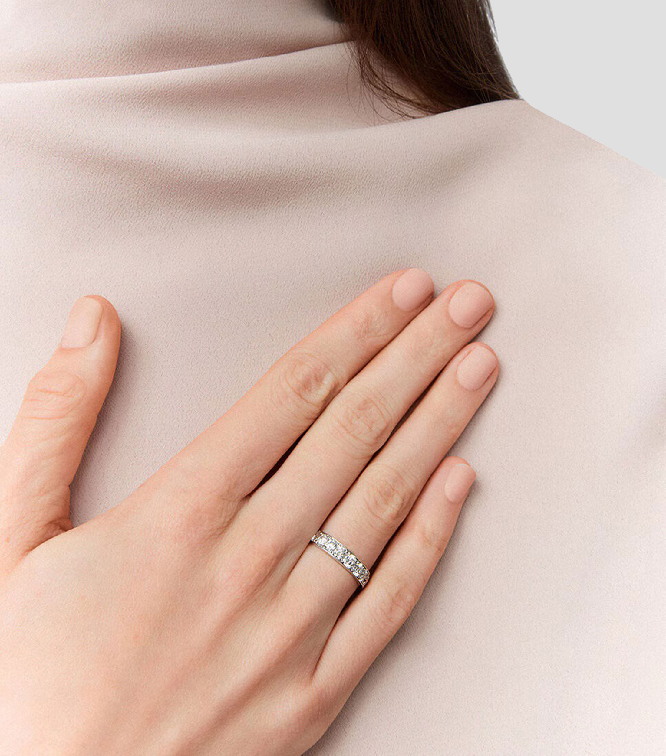 Anillo en oro blanco 18 Kilates con incrustaciones de diamantes Mujer