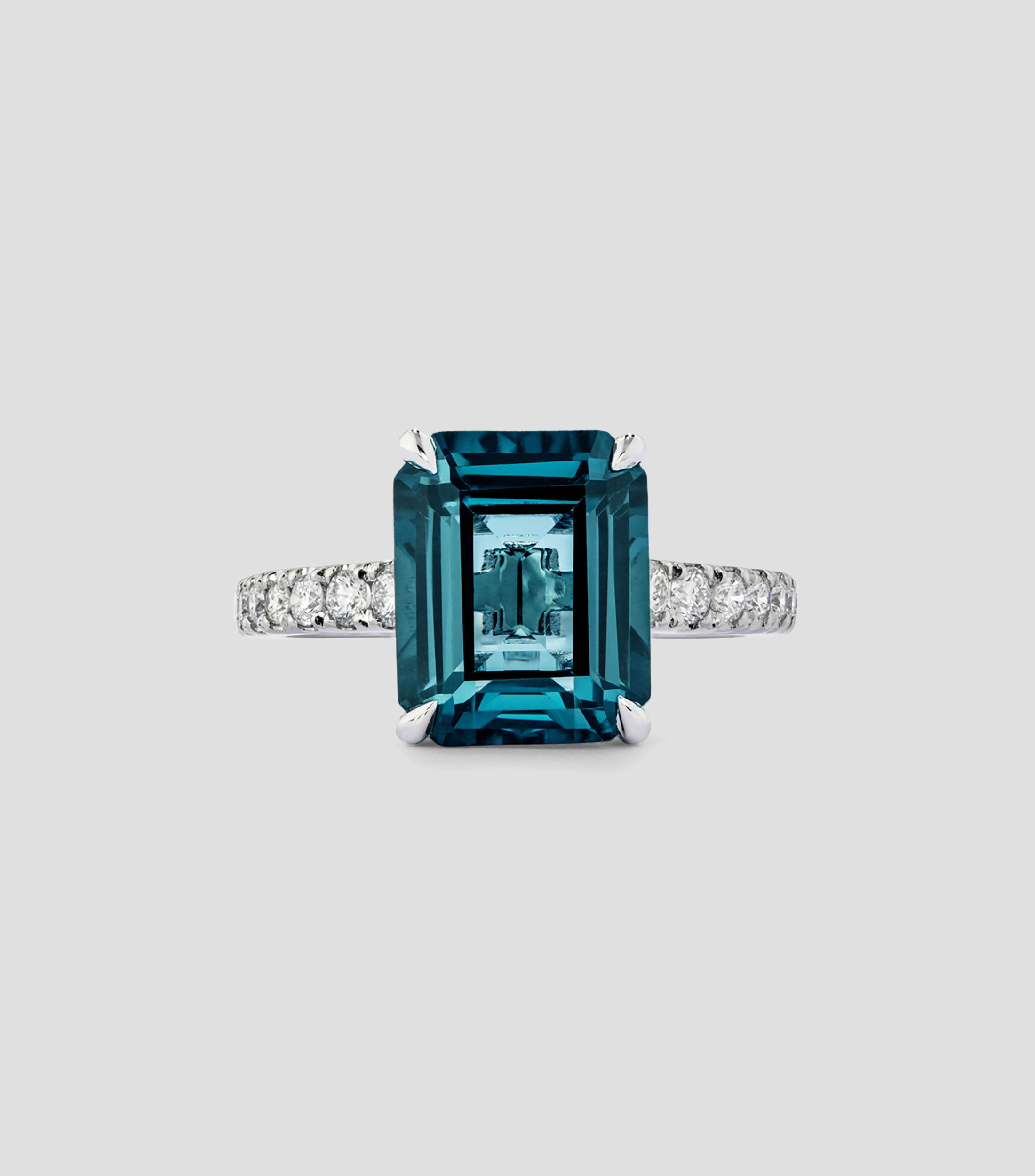 Anillo en Oro blanco de 18 Kilates con topacio London y diamantes Mujer