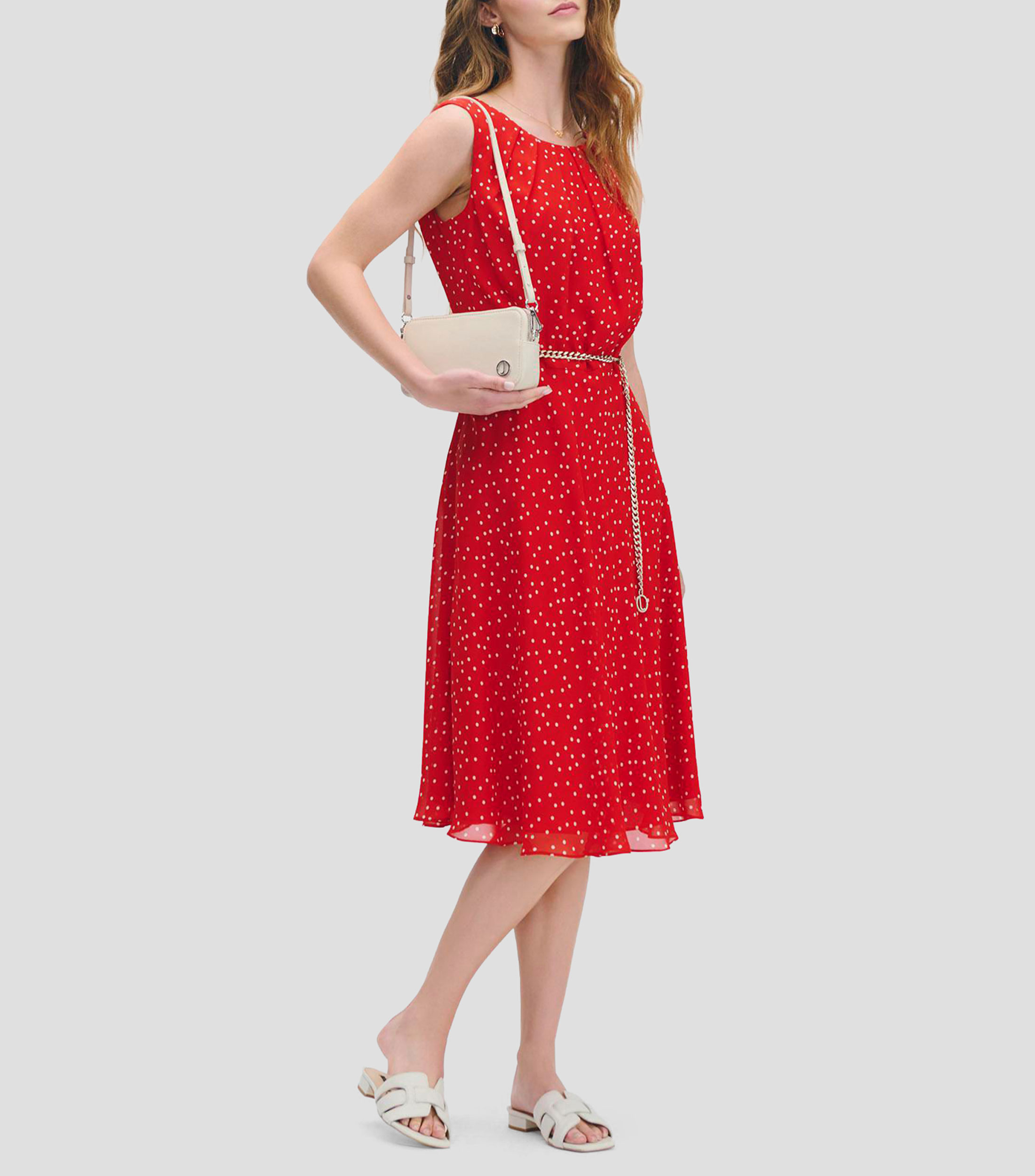 Vestido midi fit and flare de chifón rojo de lunares con cadena Mujer