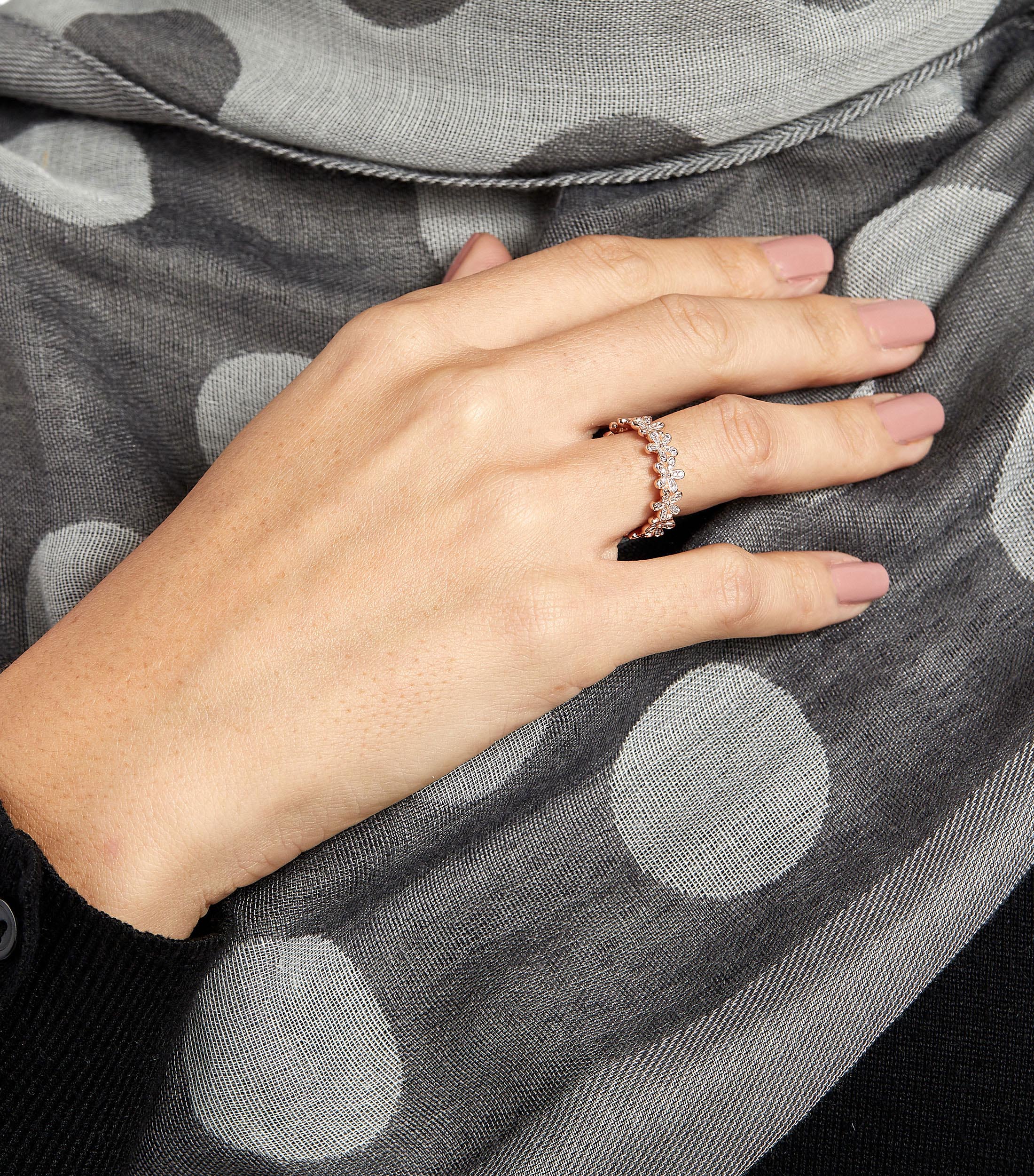 Anillo Campo de margaritas con circonitas Mujer Talla: 48
