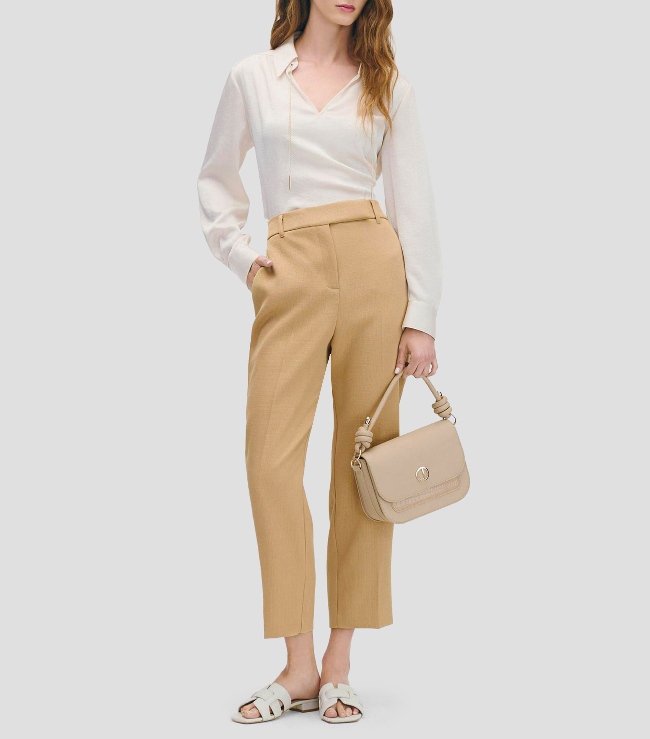 Blusa de satín corrugado champagne cuello camisero y jaretas metálicas Mujer