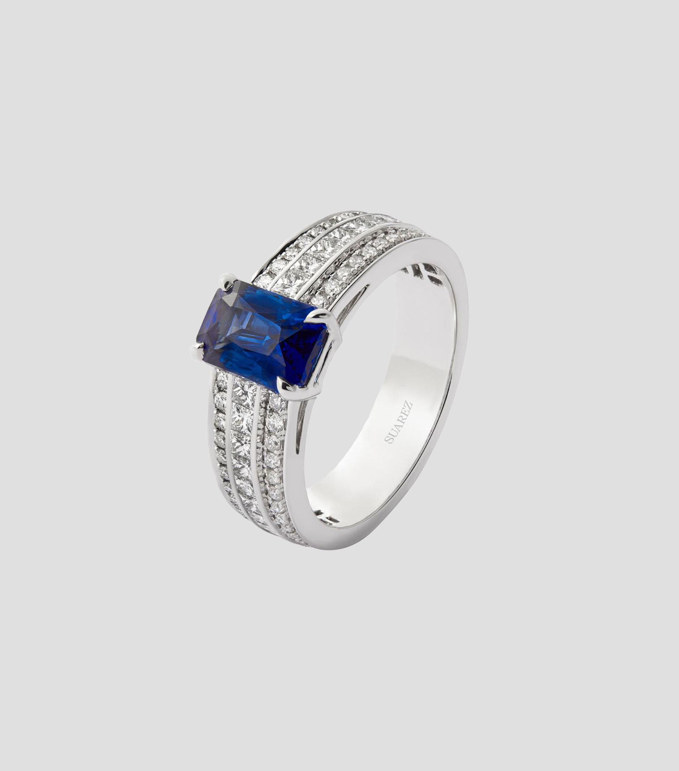 Anillo en Oro blanco de 18 Kilates con zafiro y diamantes Mujer