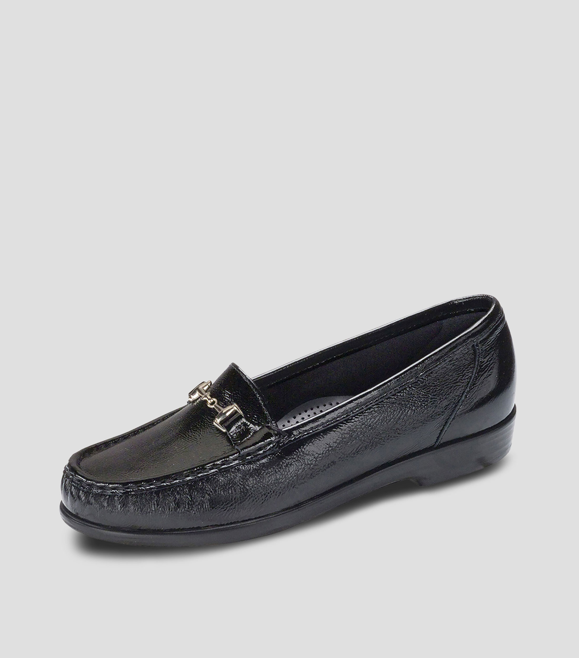 Mocasín Horma mediana, piel genuina terminado charol, con detalle de hebilla metálica Mujer