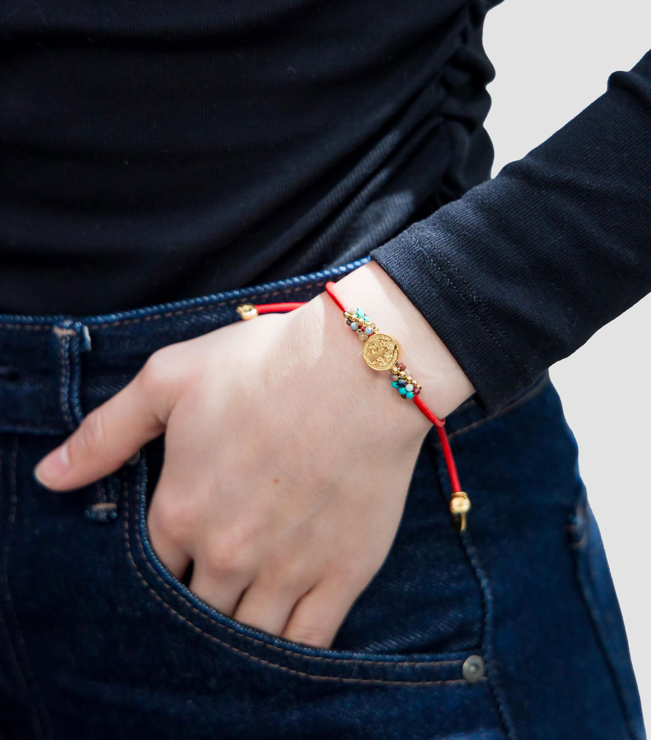 Pulsera roja con medalla y piedras Mujer