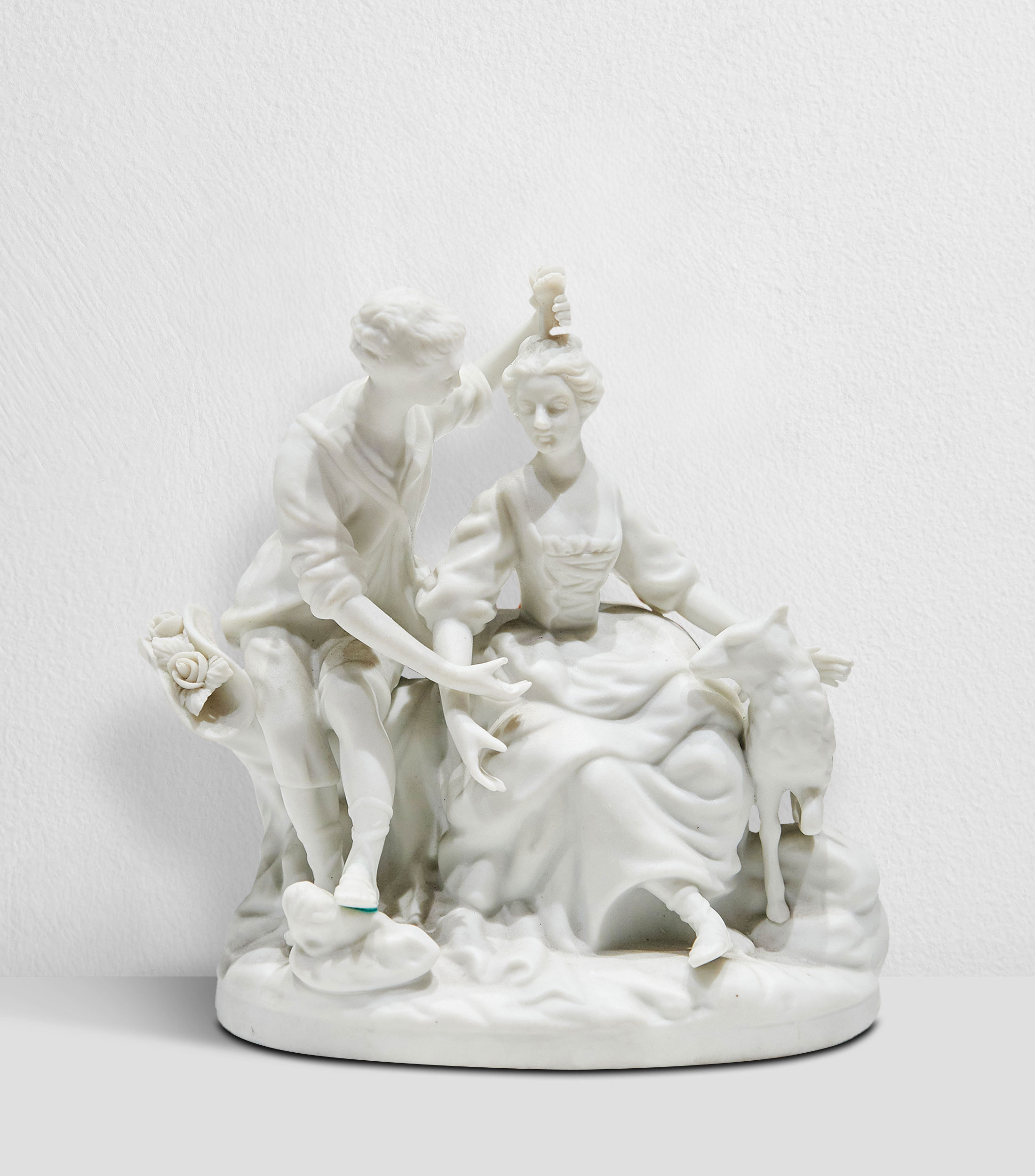 Figura decorativa pareja en porcelana