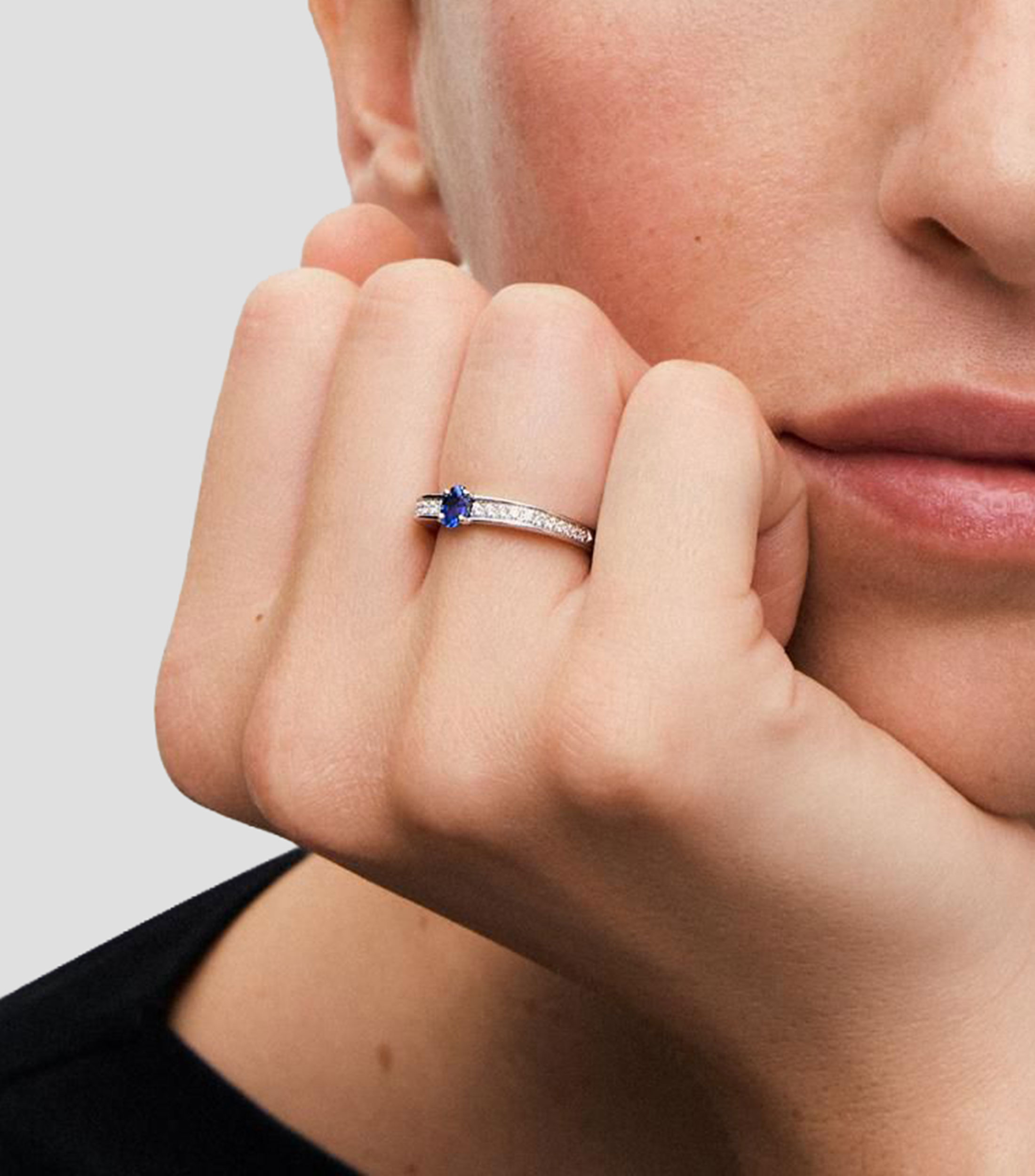 Anillo en Oro blanco de 18 Kilates con zafiro azul en talla oval y 22 diamantes en talla brillante Mujer