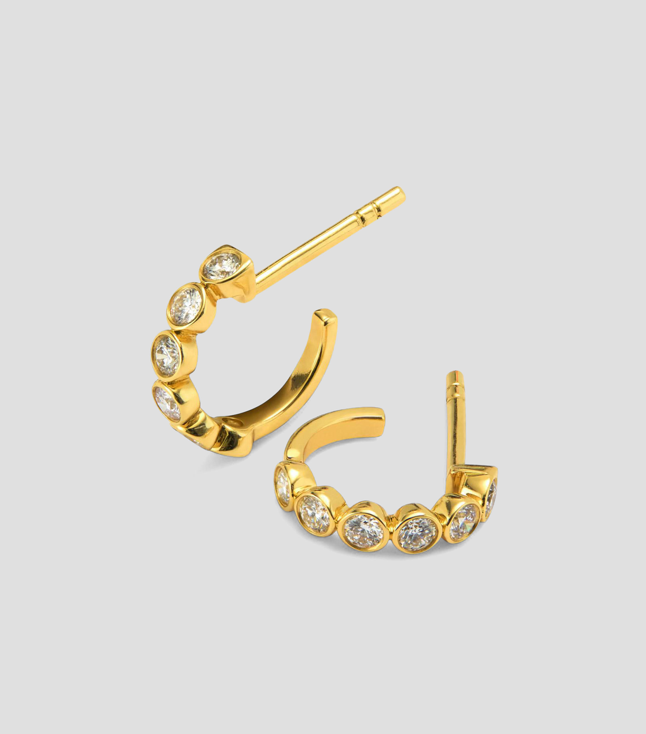 Aretes de aro en Oro amarillo de 18 Kilates con 12 diamantes en talla brillante Mujer