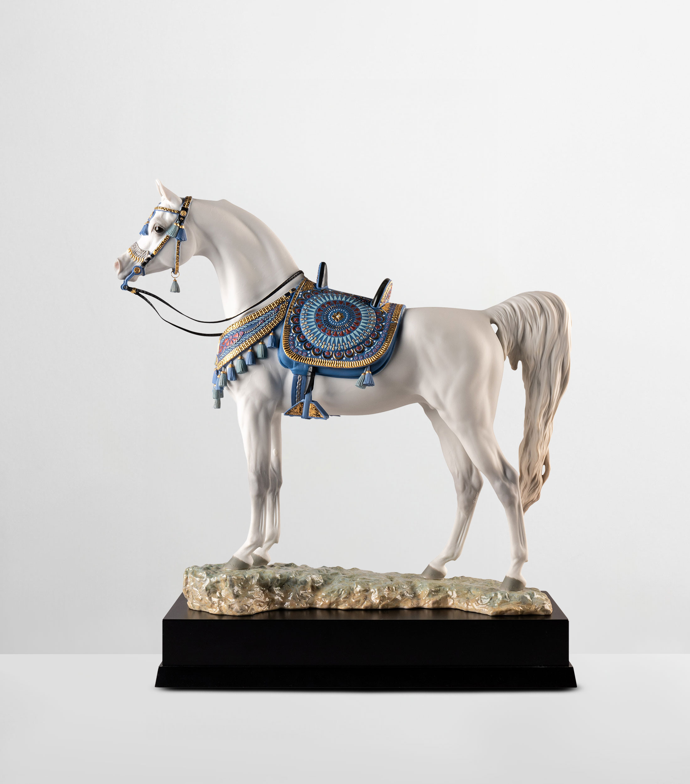Figura decorativa Pura Raza Árabe en porcelana