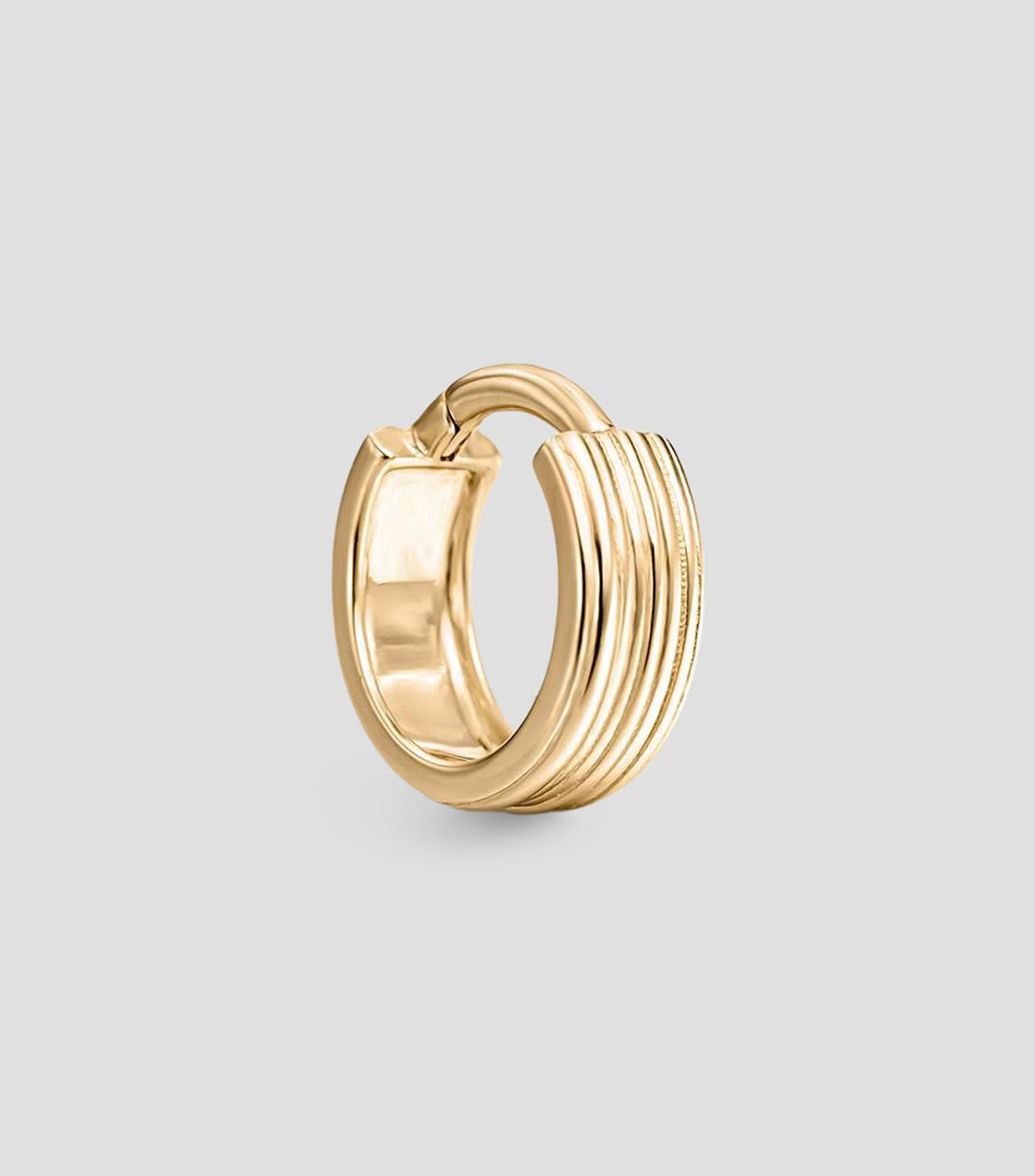 Pendiente individual en aro ancho de oro amarillo de 9 kilates con textura Goldie Mujer