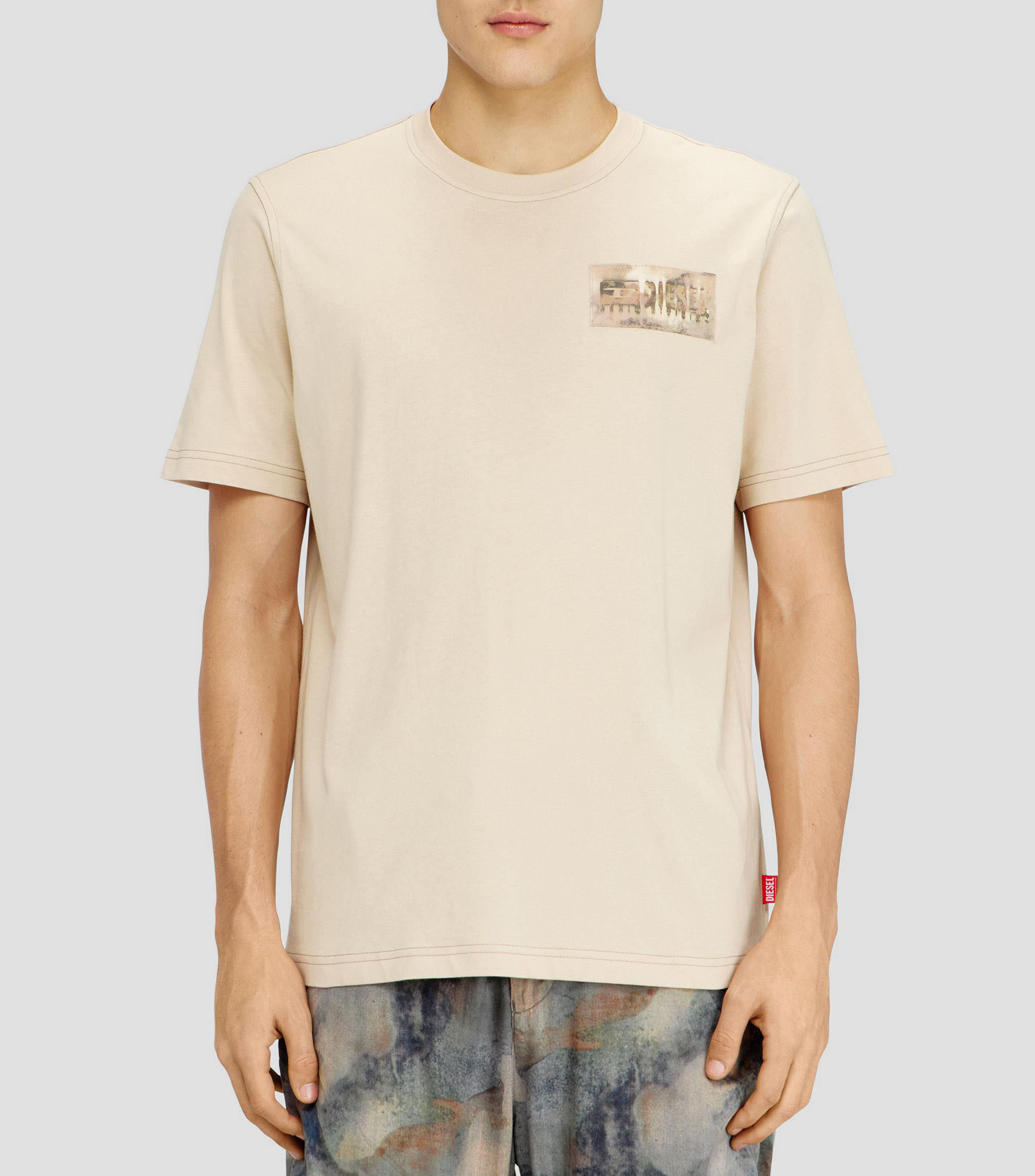 Playera cuello redondo manga corta fantasía con parche de camuflaje Hombre