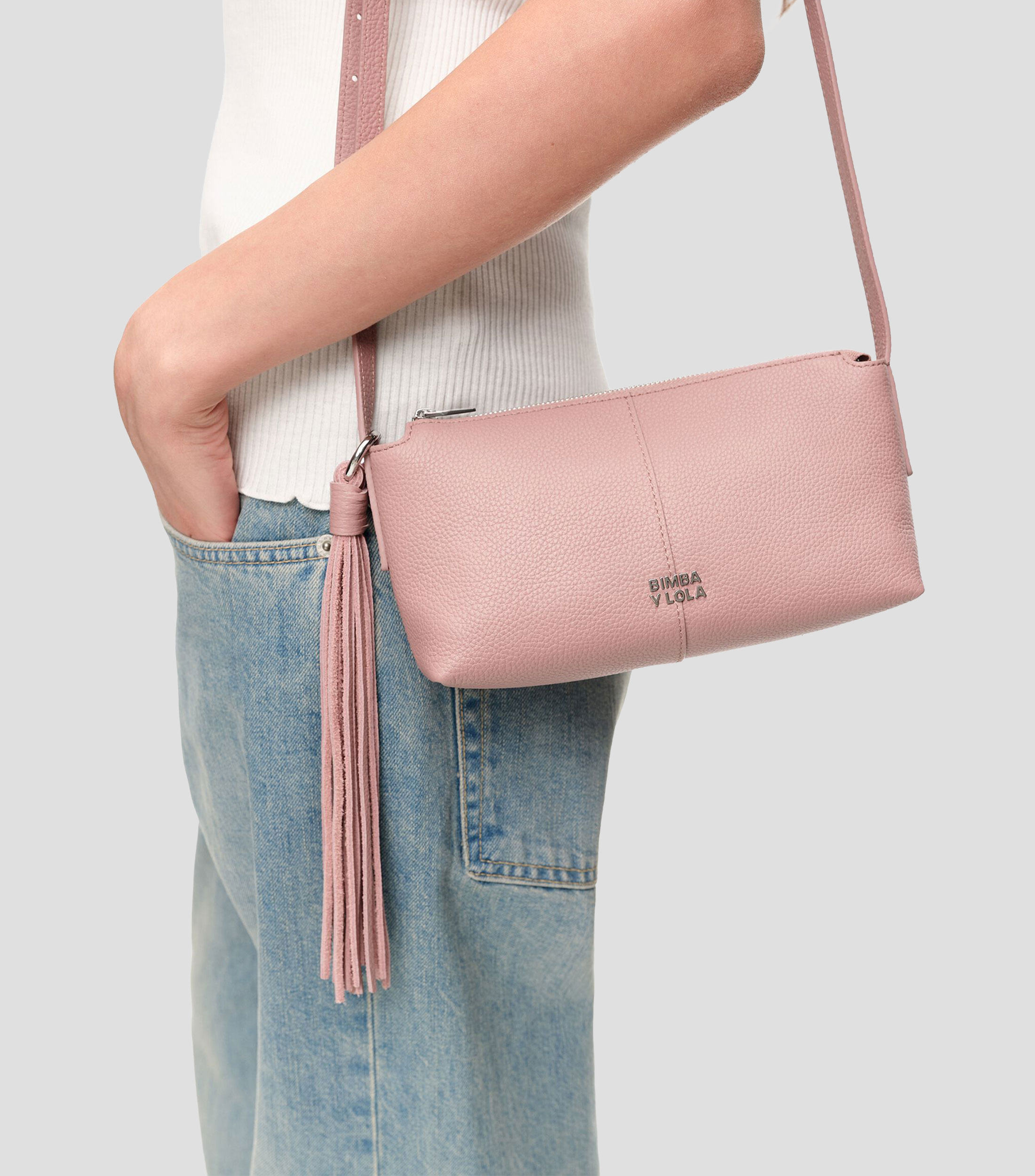 Bolsa crossbody lisa con detalle texturizado Mujer