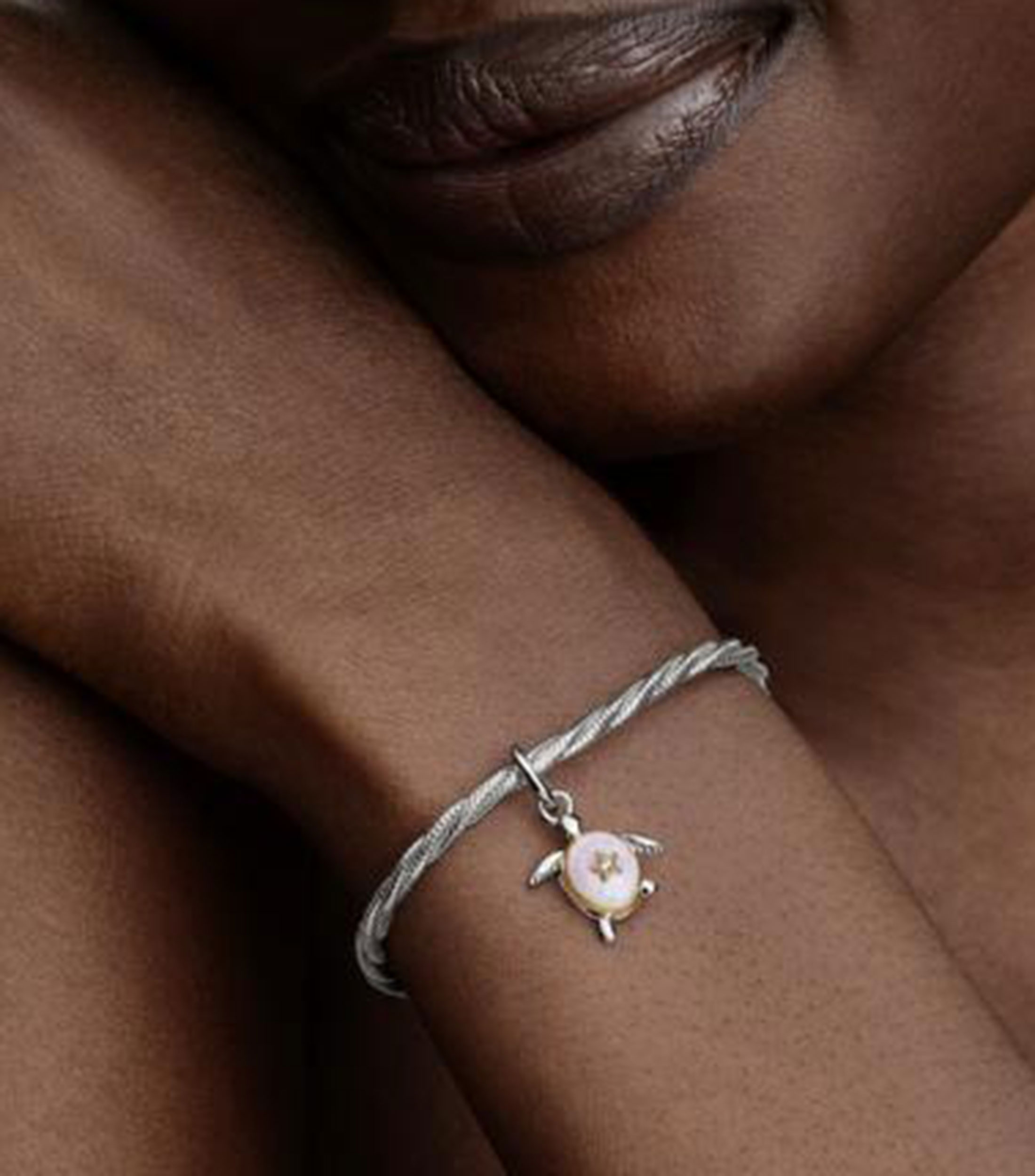 Charm tortuga en plata con diamante Unisex