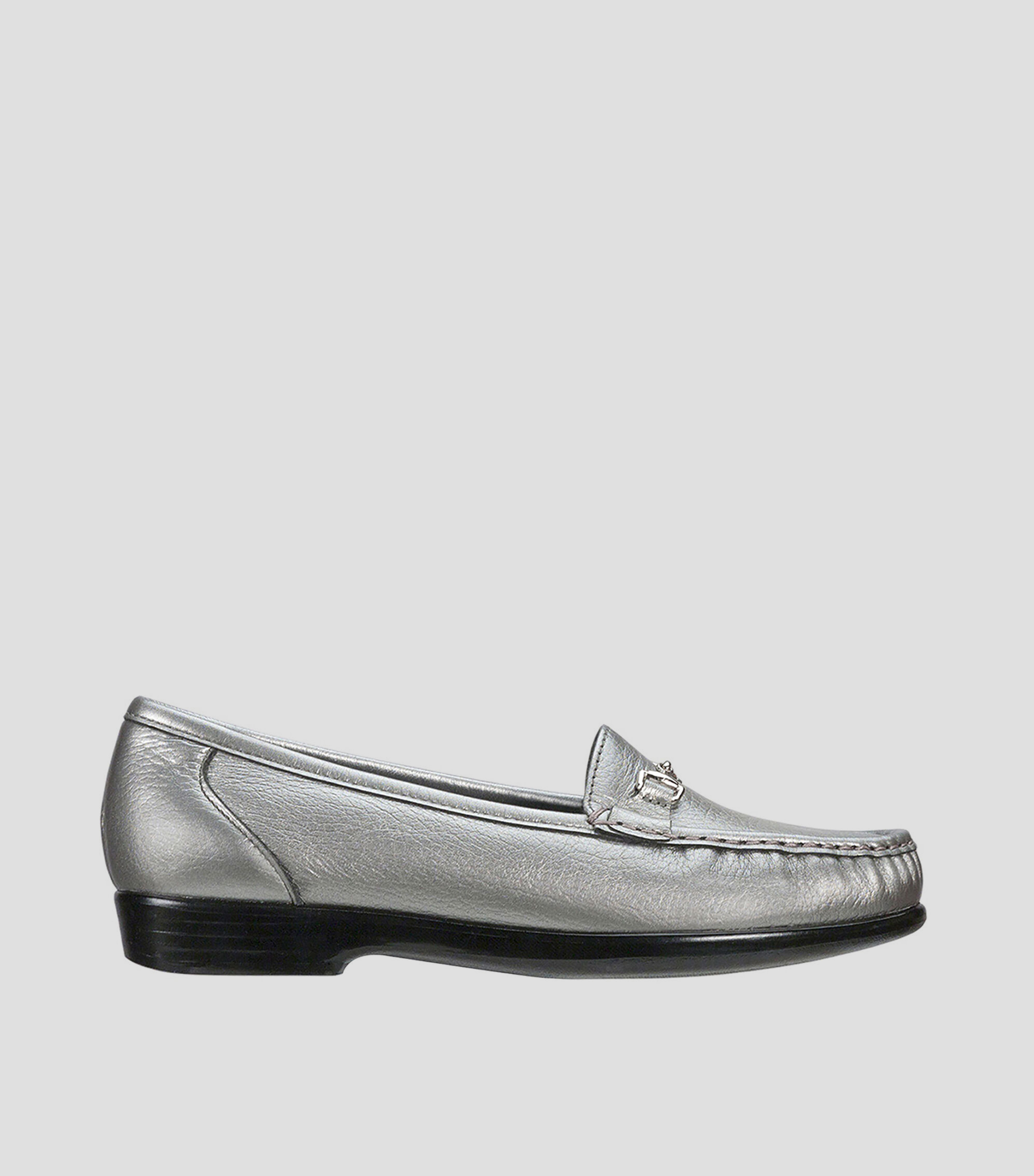 Mocasín horma mediana, piel genuina color plata mate, hebilla metálica Mujer