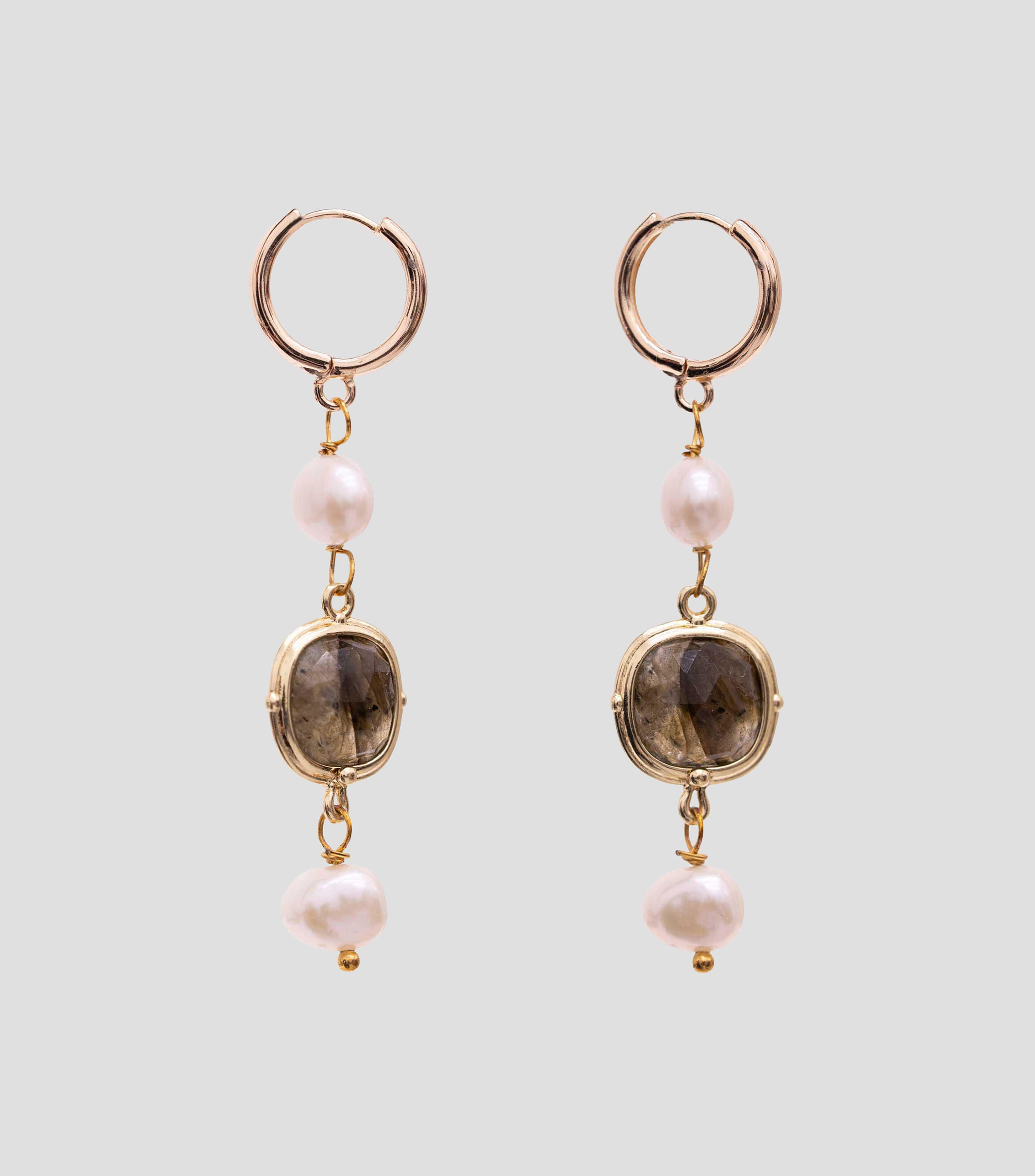 Aretes con perlas y piedra Mujer