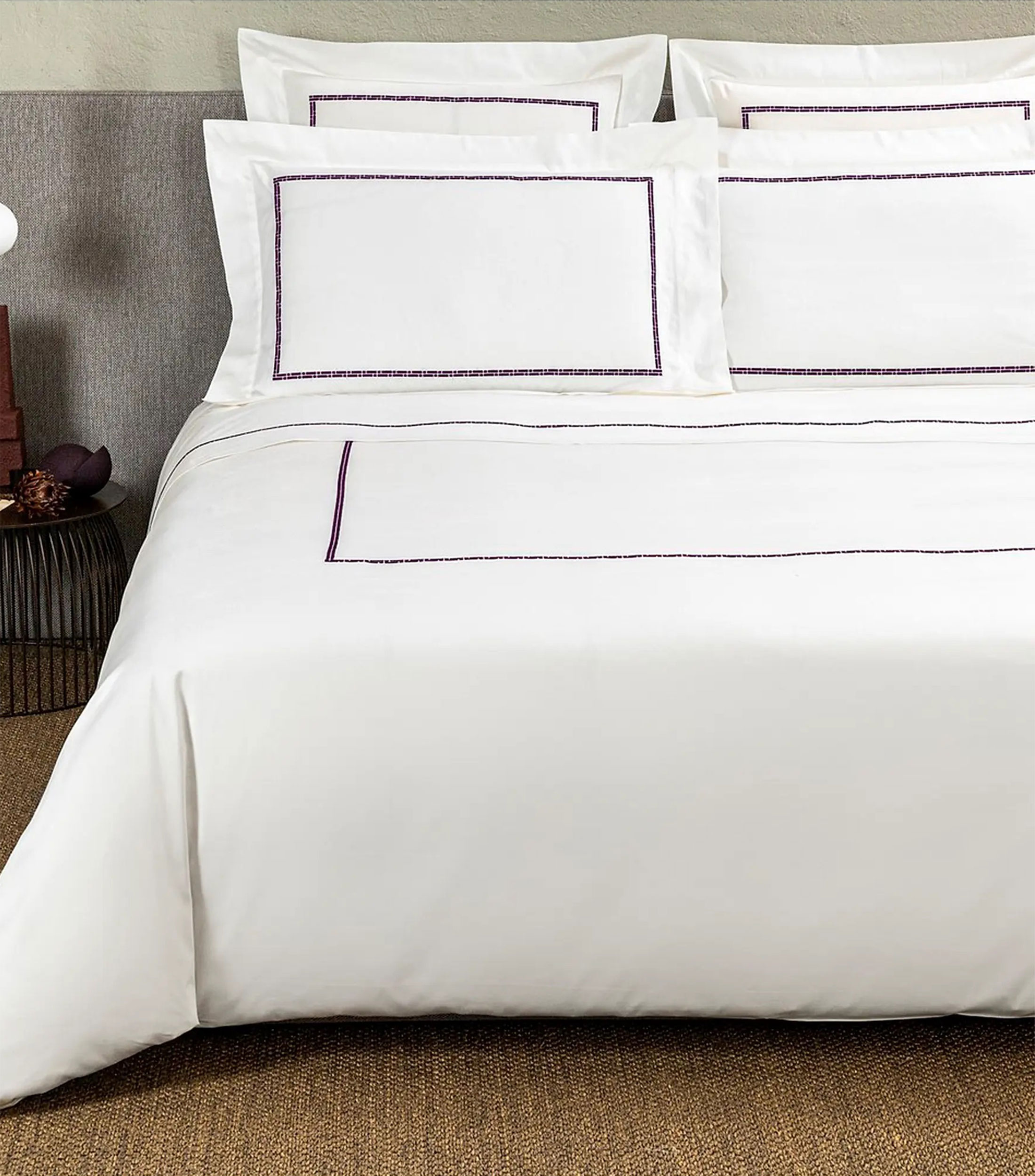 Funda para almohada king size en algodón Affinity Embroidery blanco con ciruela