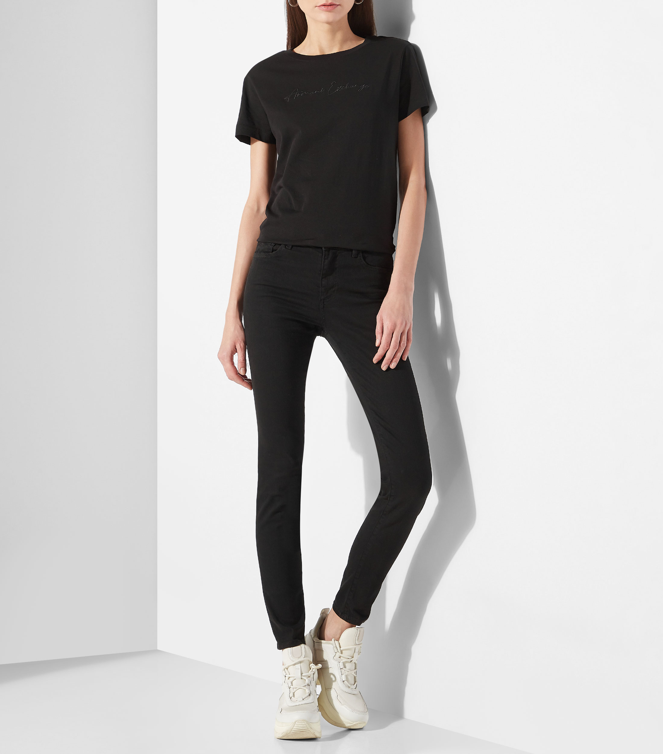 Playera cuello redondo manga corta y bordado Mujer