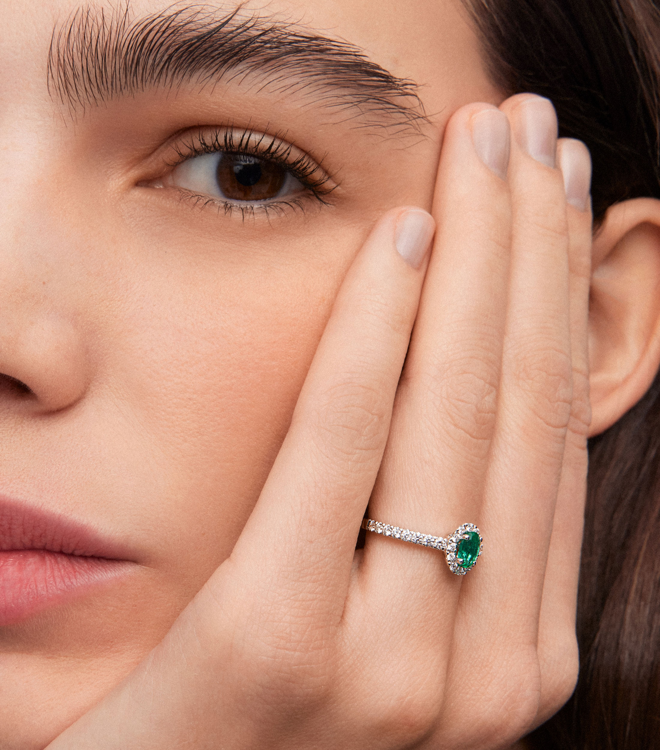 Anillo en oro blanco de 18 Kilates con esmeralda y diamantes Mujer