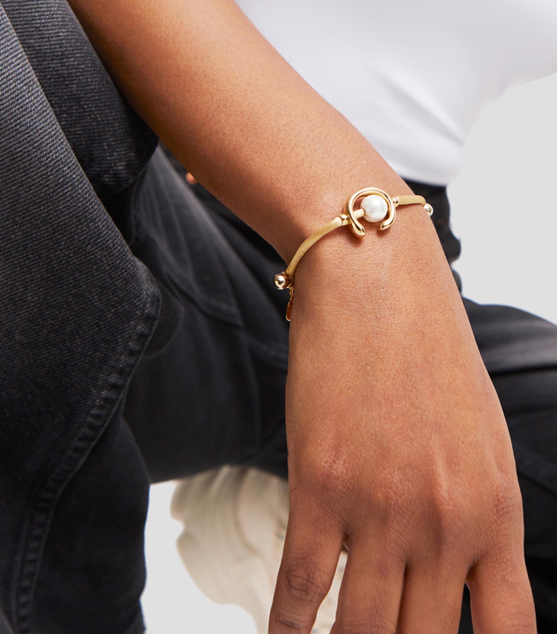 Pulsera camel con perla Mujer