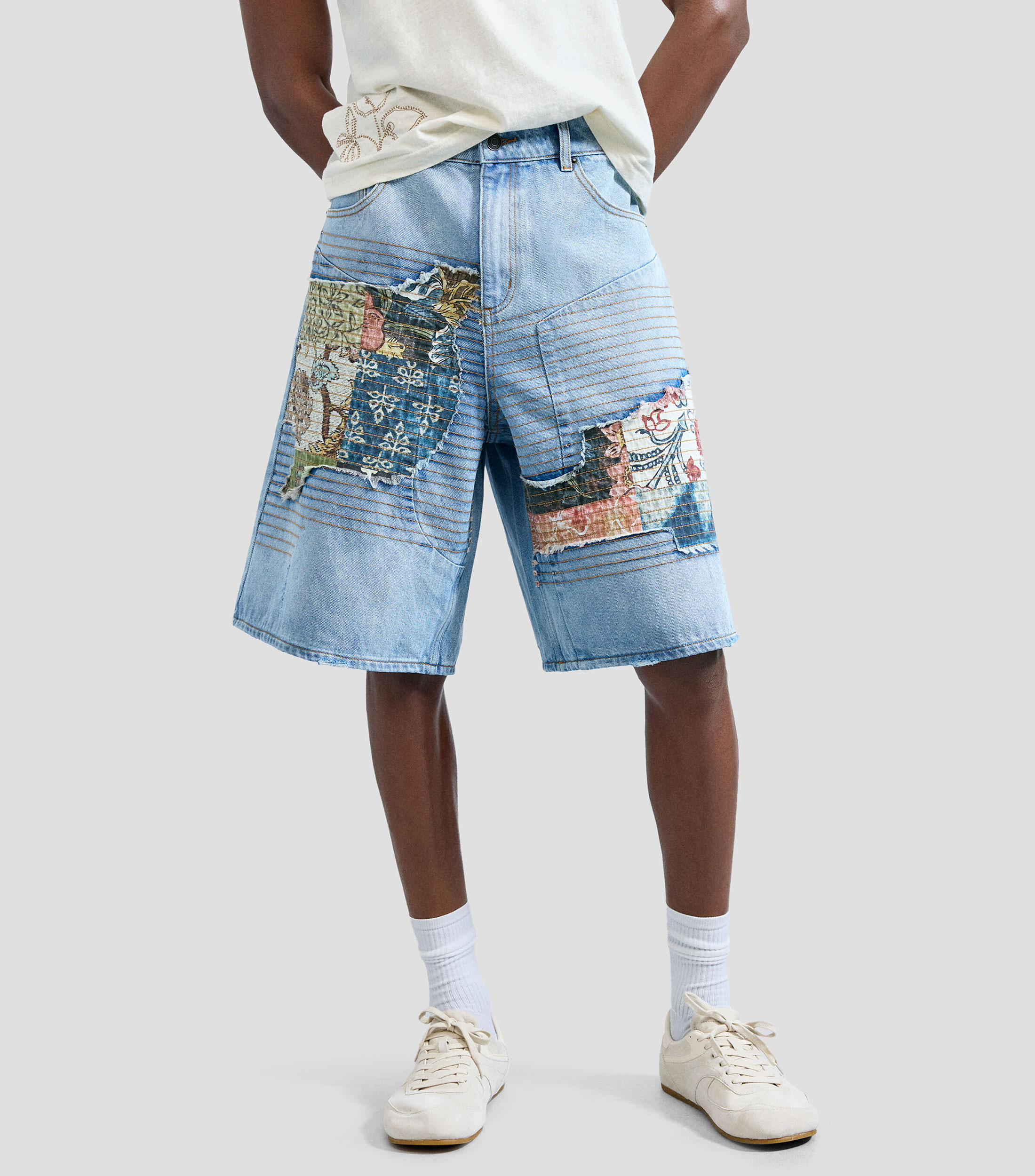 Bermuda de mezclilla estampado parches Hombre