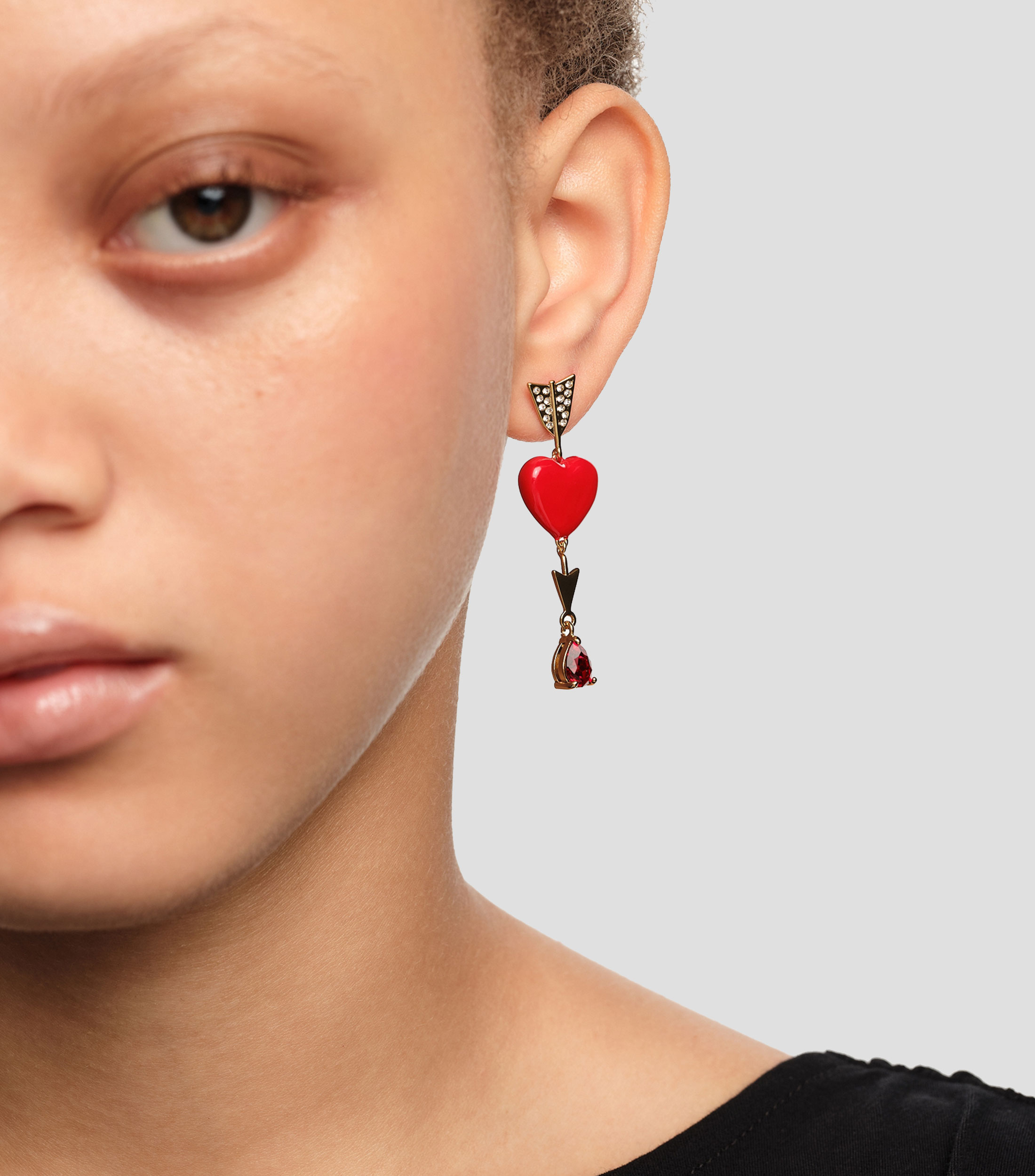 Aretes corazón y flecha dorados Mujer