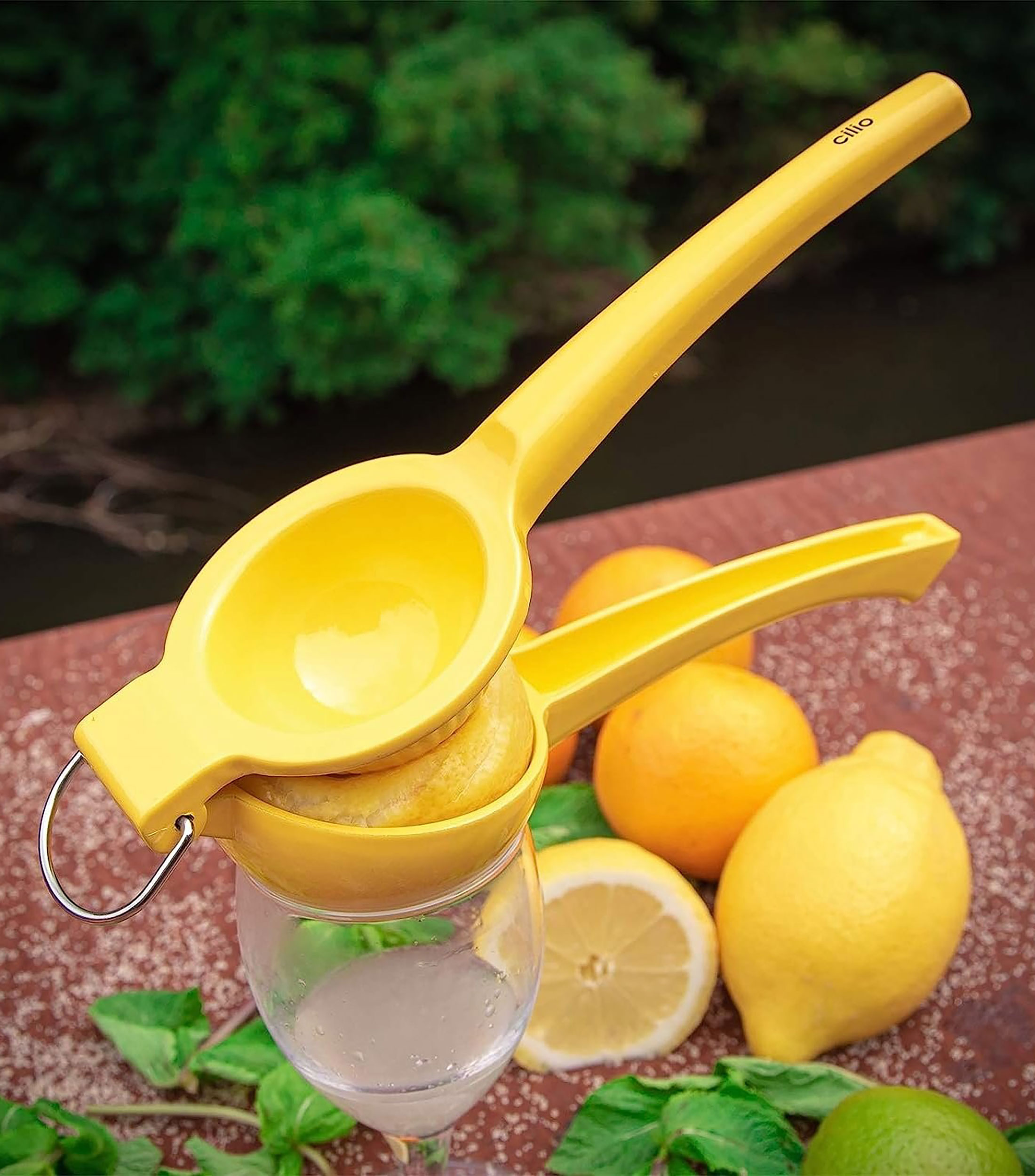 Exprimidor de limón amarillo