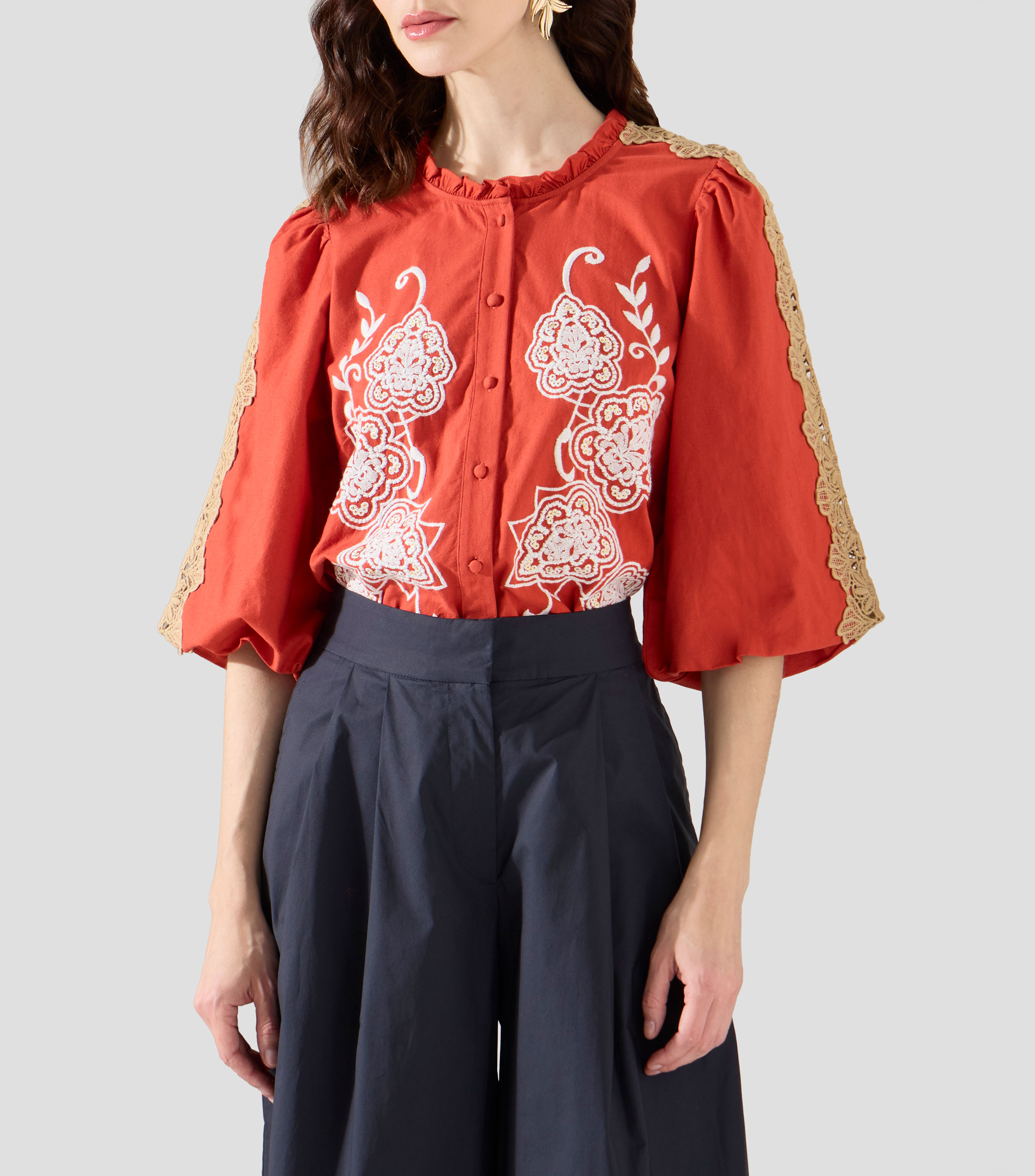 Blusa con bordado y manga corta Mujer