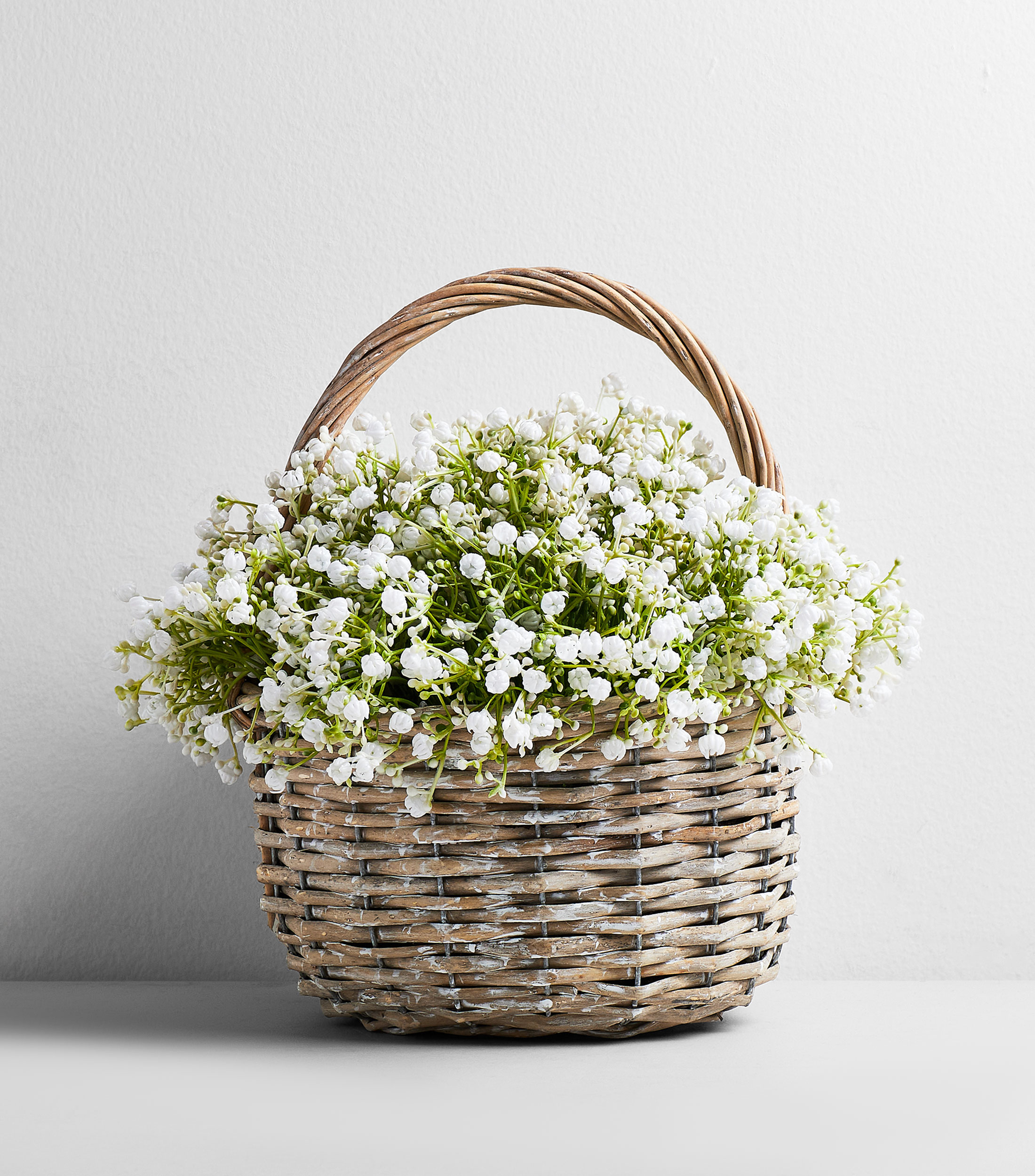 Arreglo canasta con lilys decorativas en maceta, artificial