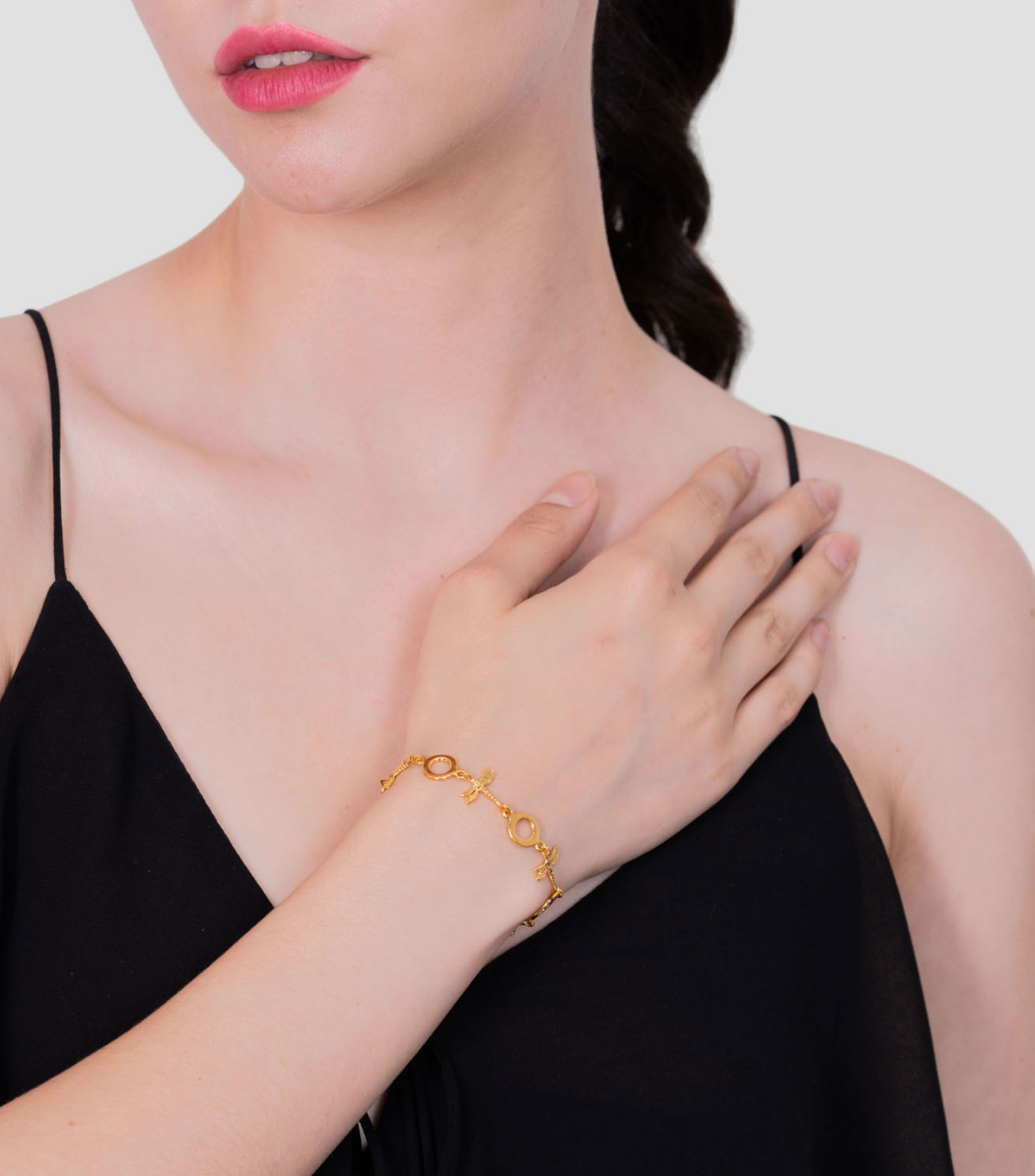 Brazalete con dijes de libélula y aros Mujer