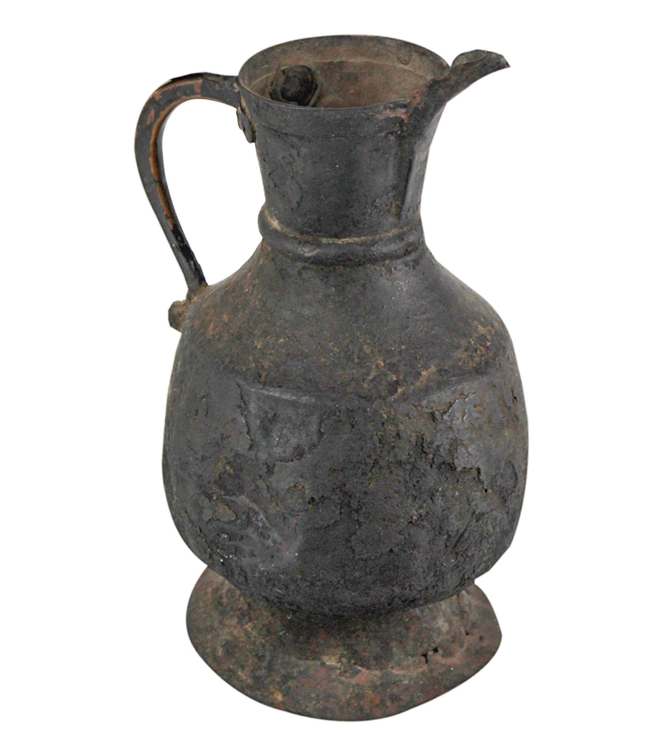 Figura Jarra con tapa en metal