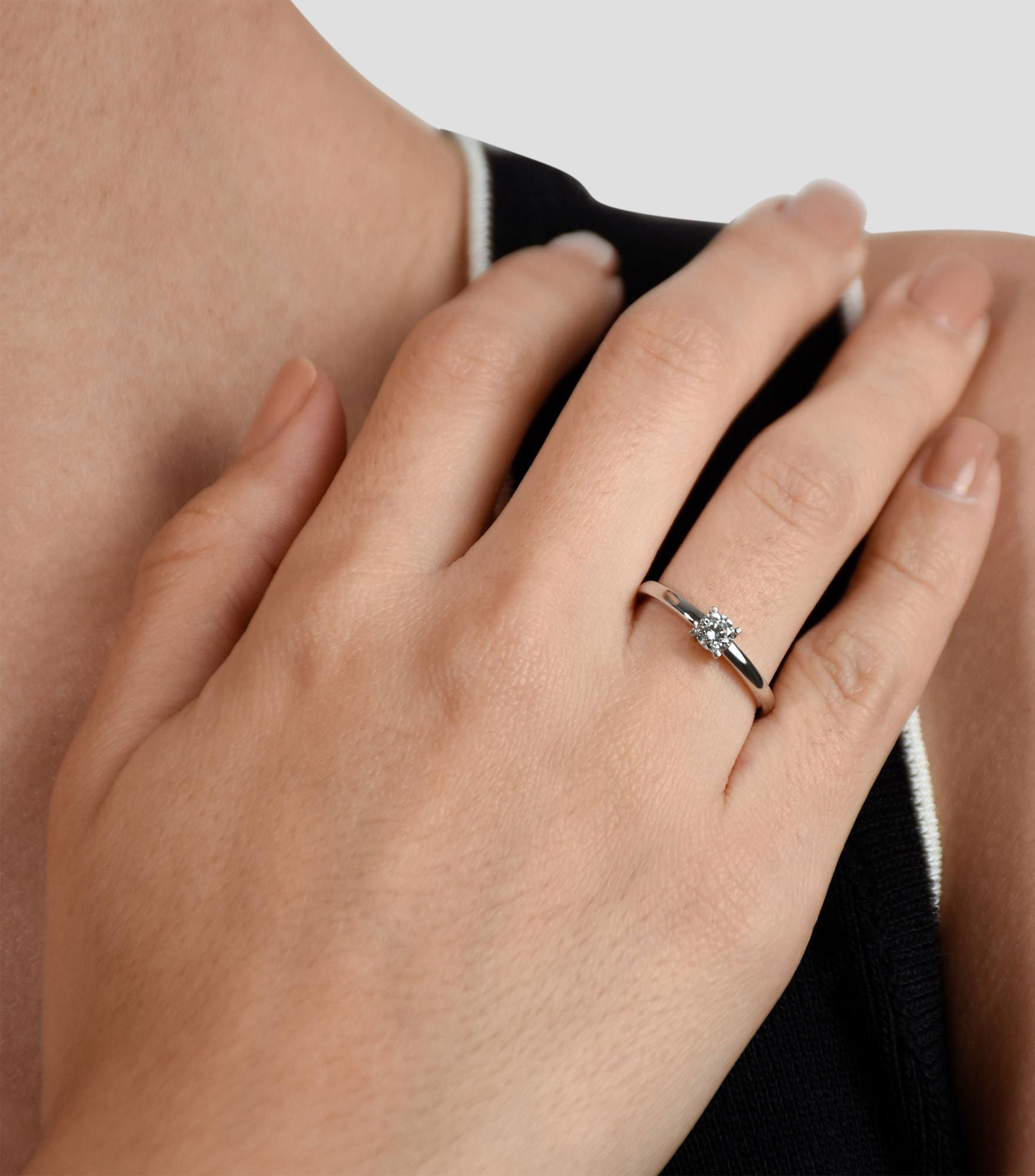 Anillo en oro blanco de 14 kilates con diseño de cruz e incrustación de diamantes naturales Mujer