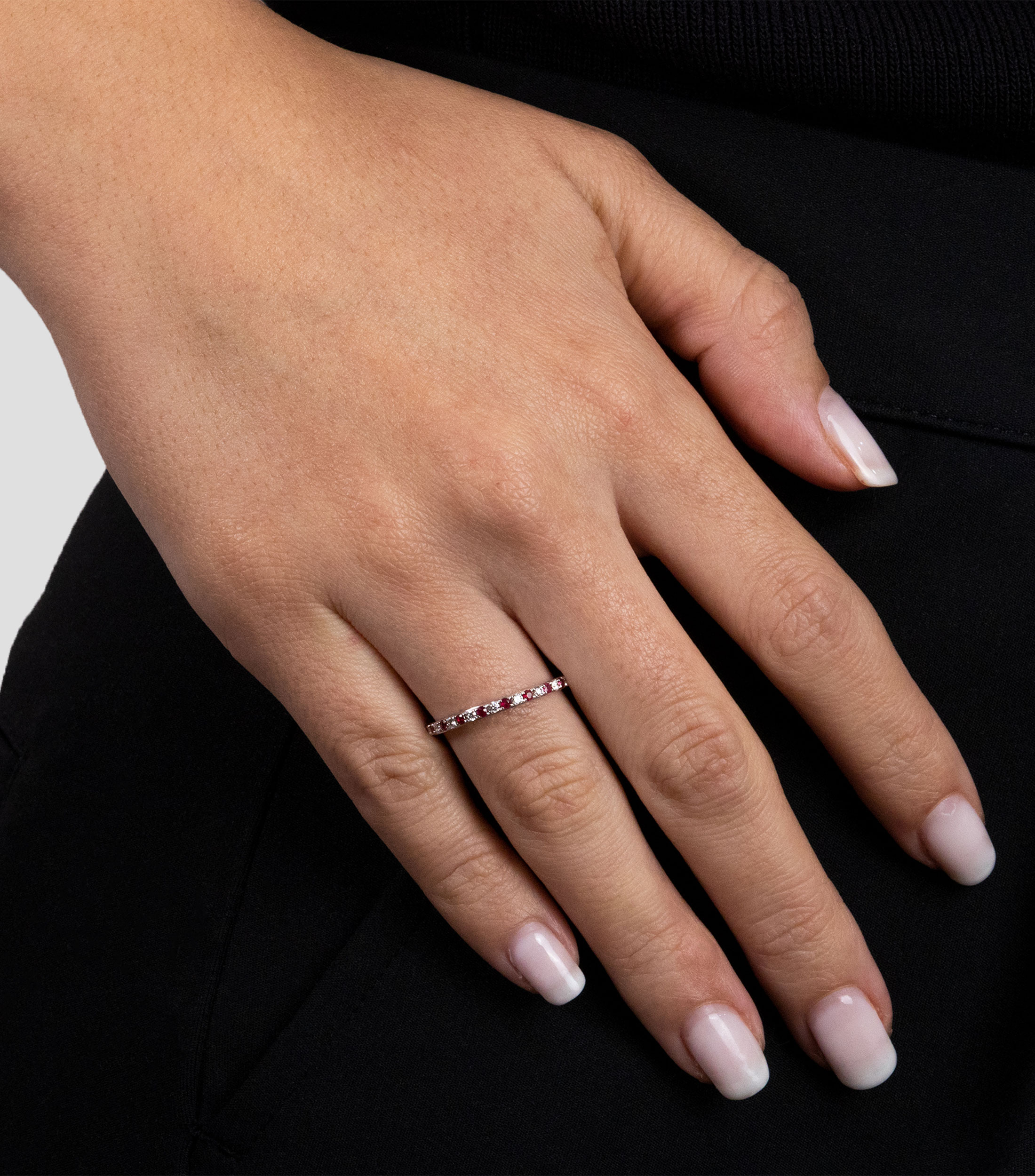 Anillo en Oro blanco de 14 Kilates con rubís y diamantes Mujer