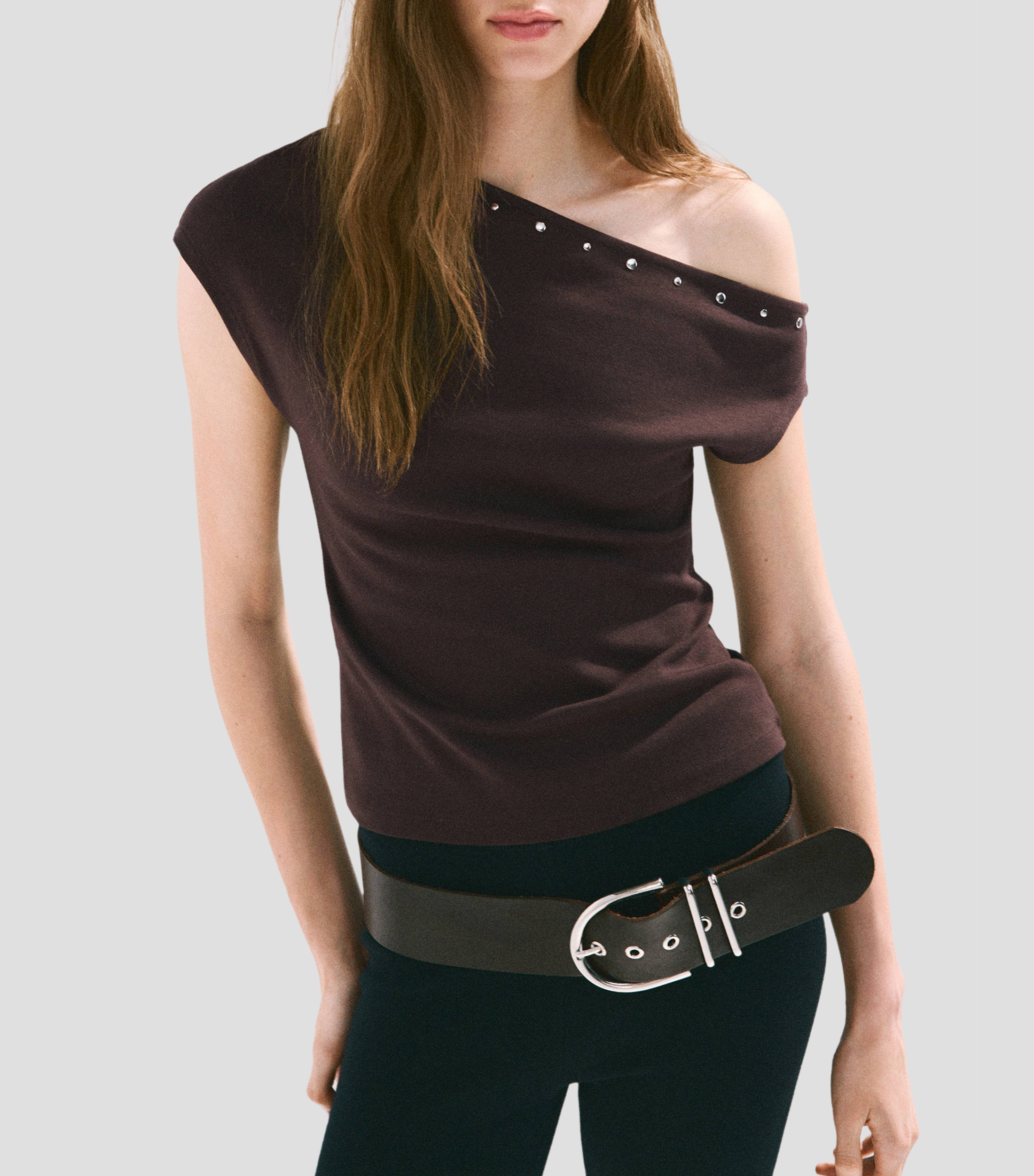 Playera cuello asimétrico manga corta liso Mujer