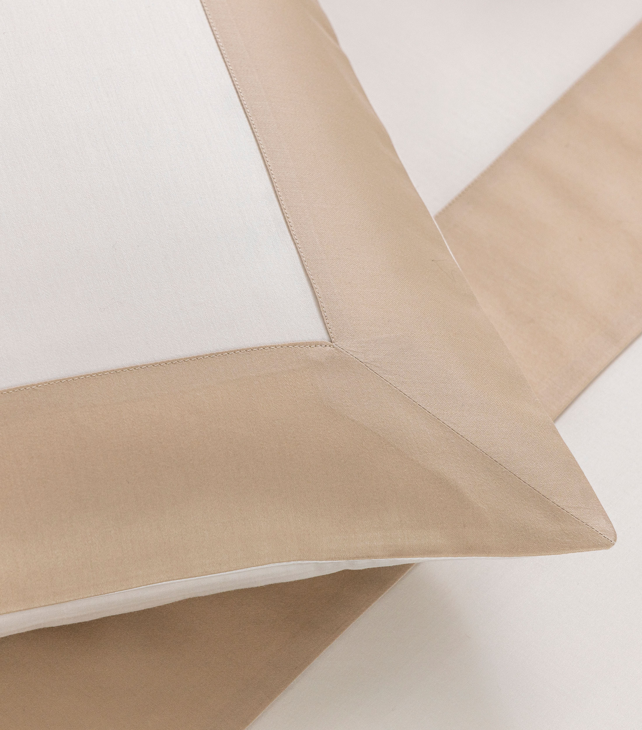 Funda para almohada Estandar de algodon Bold Blanco con beige