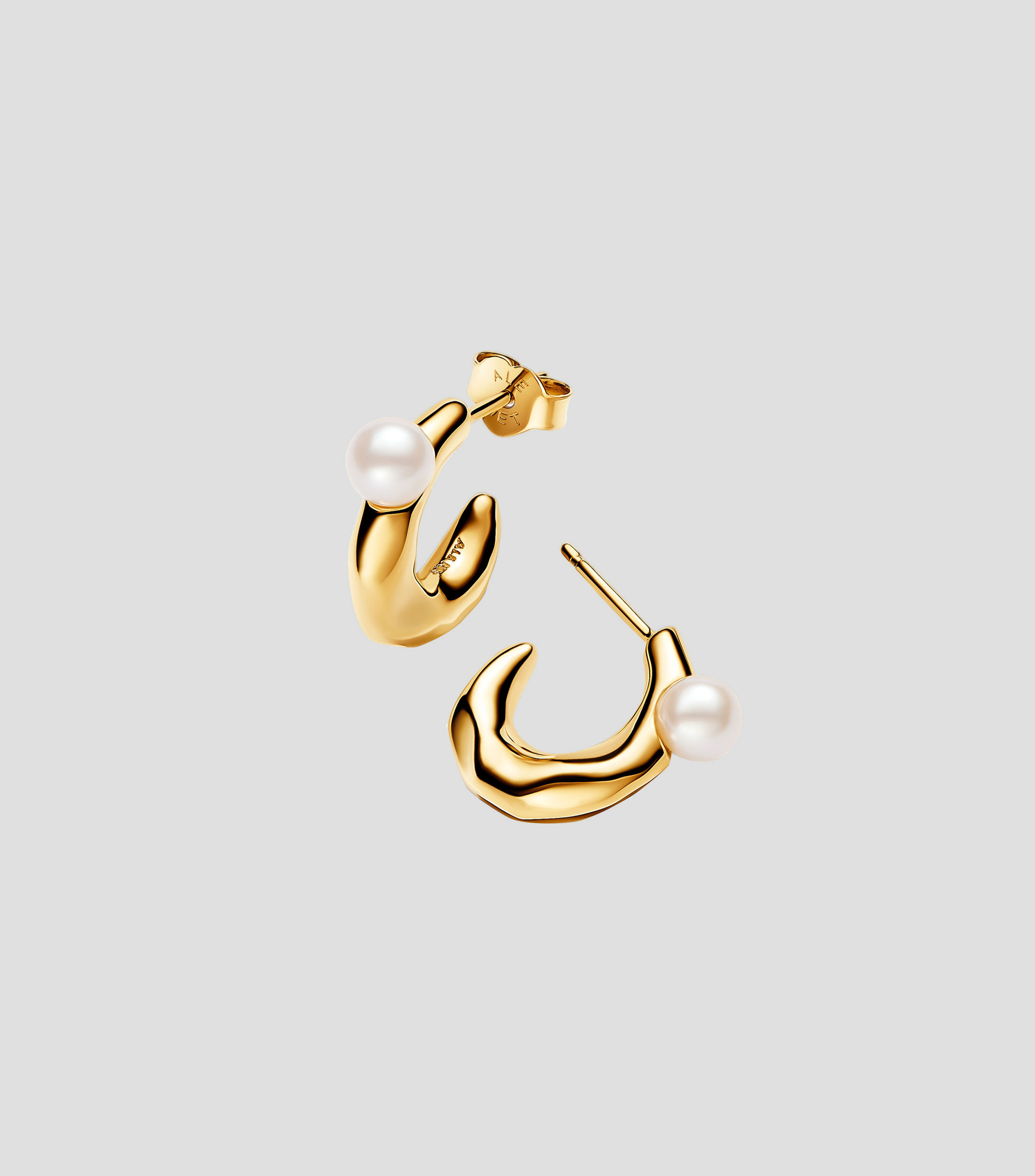 Aretes con forma orgánica y perlas Mujer