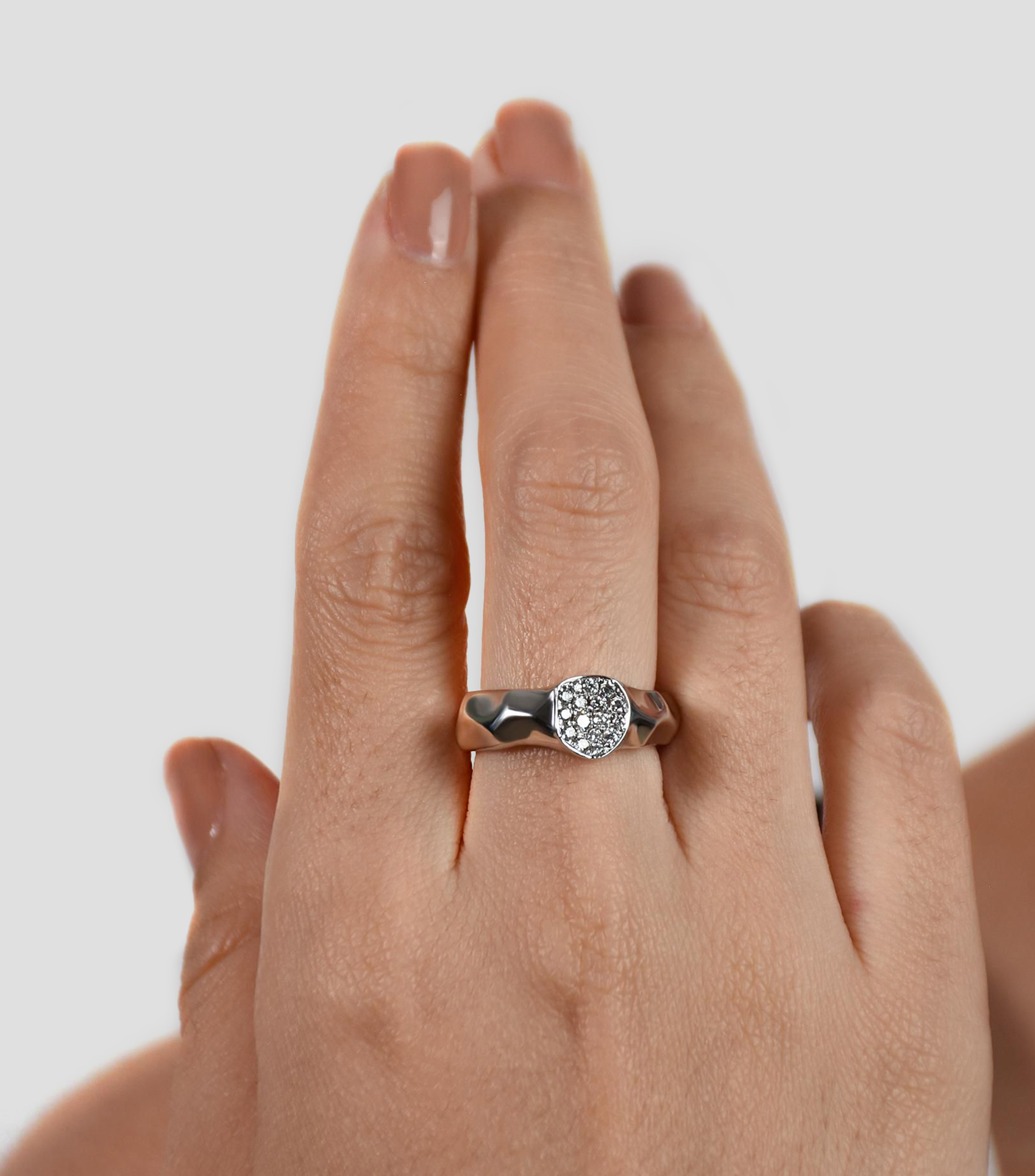 Anillo en Oro blanco de 14 Kilates con pavé de diamantes naturales Unisex