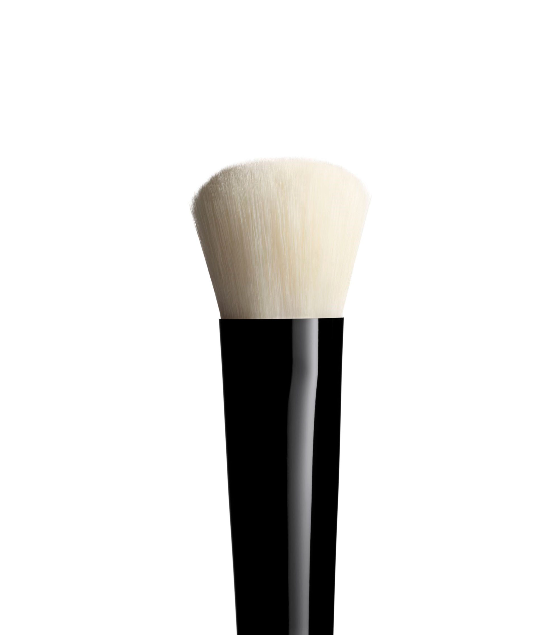 BROCHA PARA BASE DE MAQUILLAJE EN CREMA Y POLVO