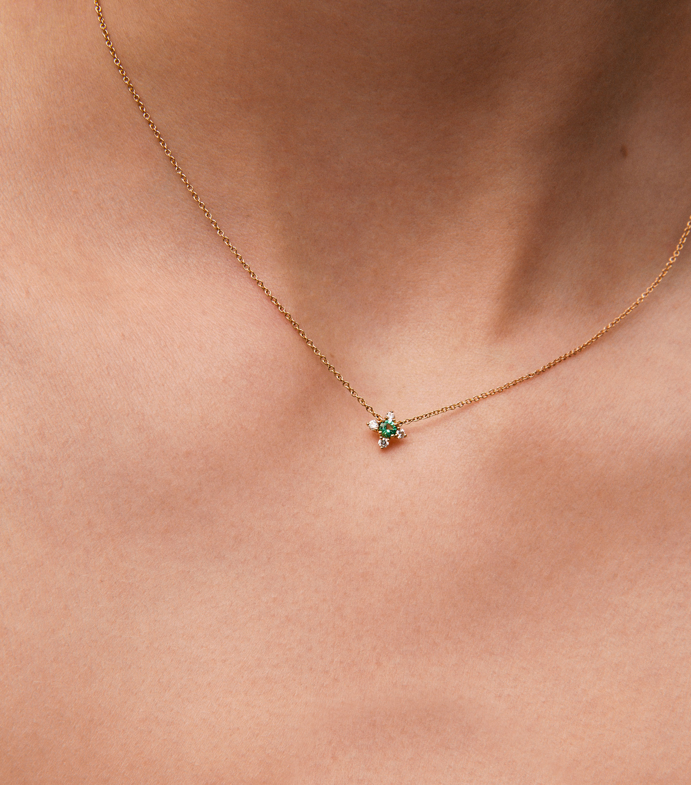 Collar en Oro amarillo de 18 Kilates con esmeralda y diamantes Mujer