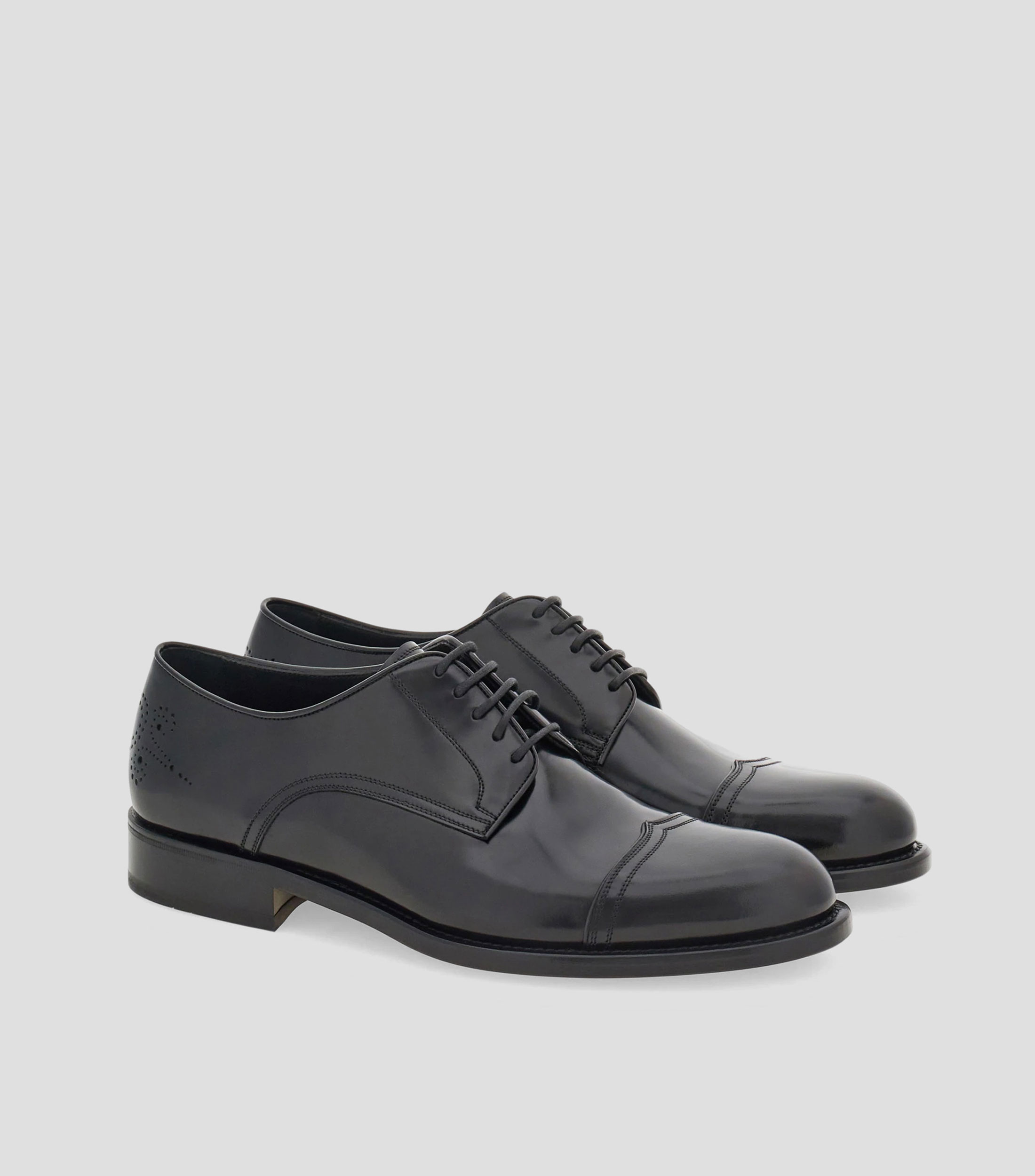 Derby con perforaciones Hombre