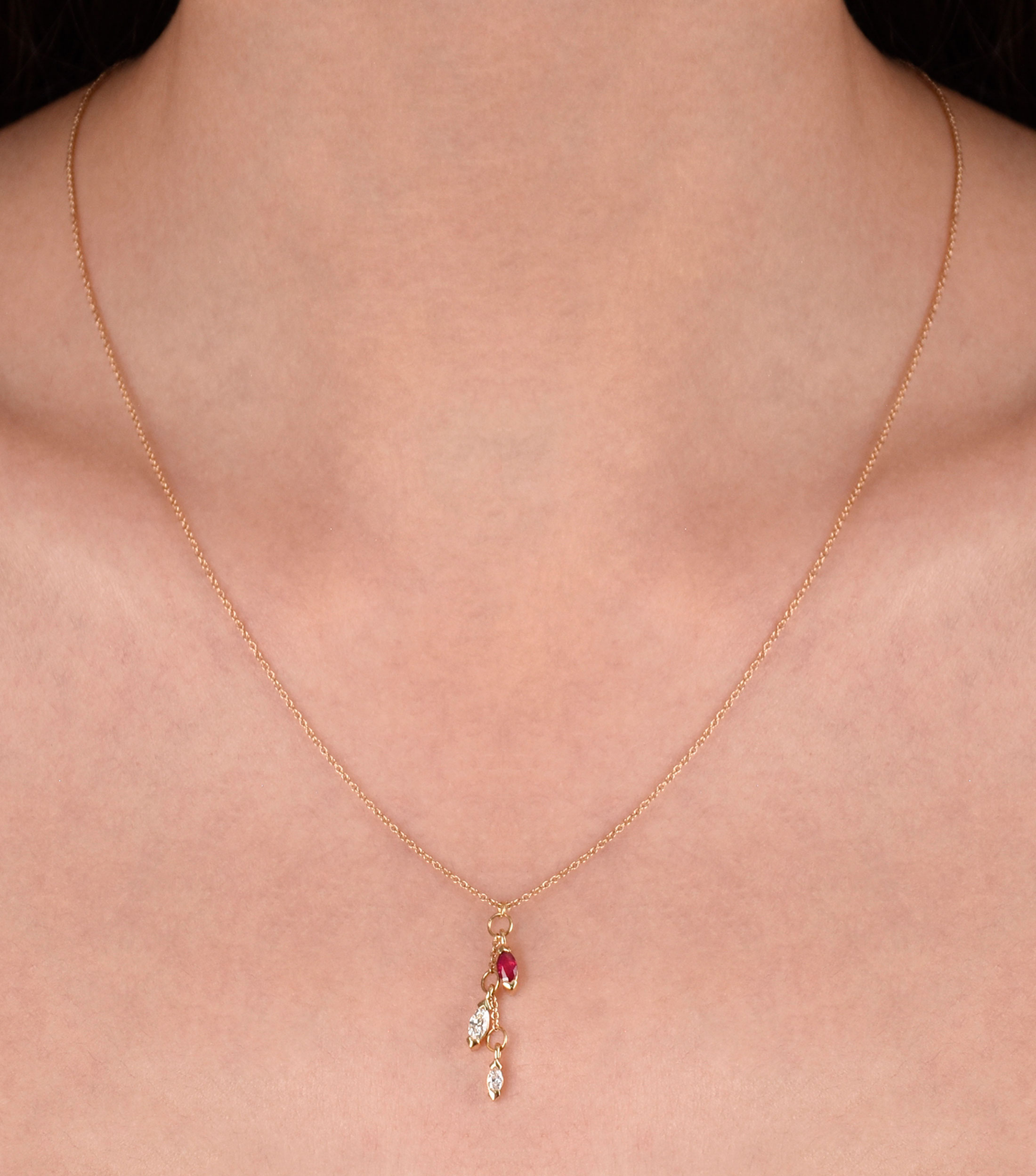 Gargantilla en oro amarillo de 18 kilates con diamantes y rubí Mujer
