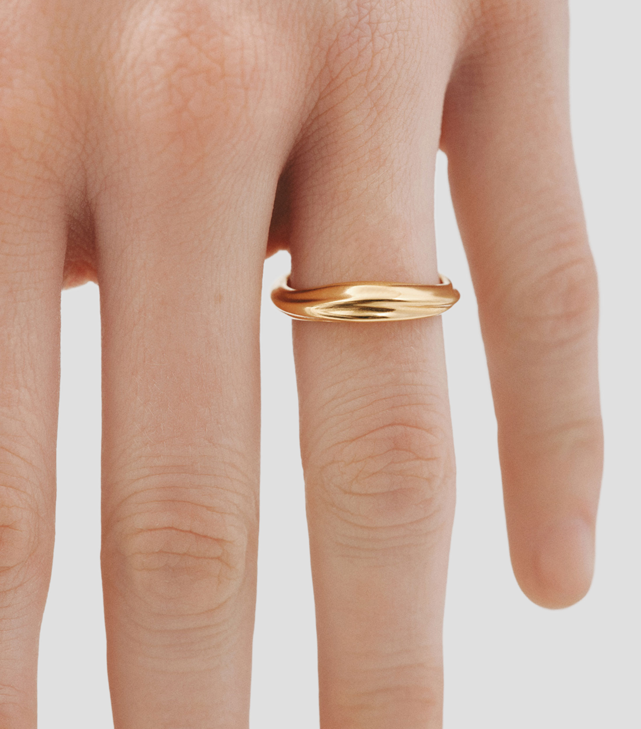 Anillo en Plata .925 bañada en oro amarillo de 18K con textura Mujer