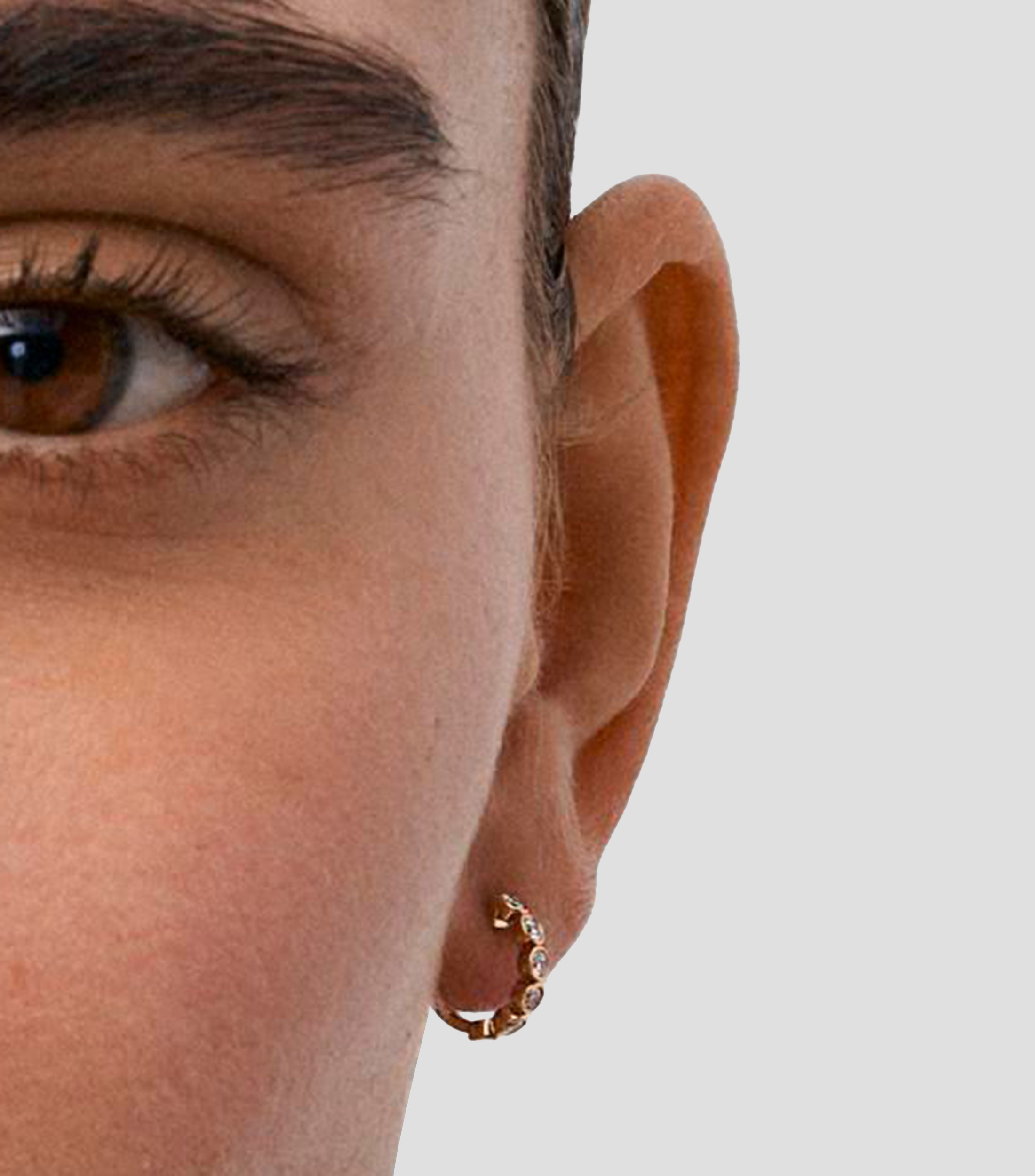 Aretes de aro en Oro amarillo de 18 Kilates con 12 diamantes en talla brillante Mujer