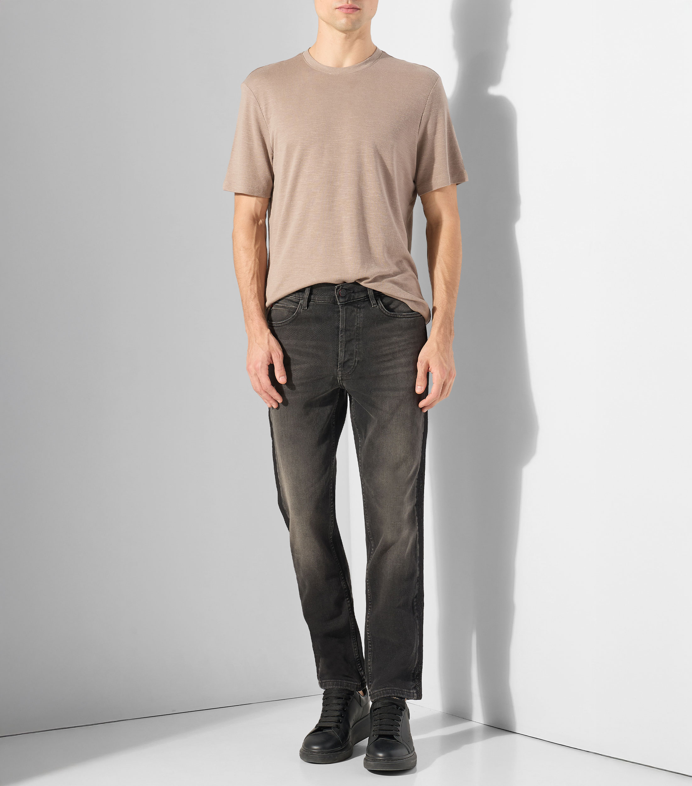 Jeans tapered fit de denim elástico Hombre