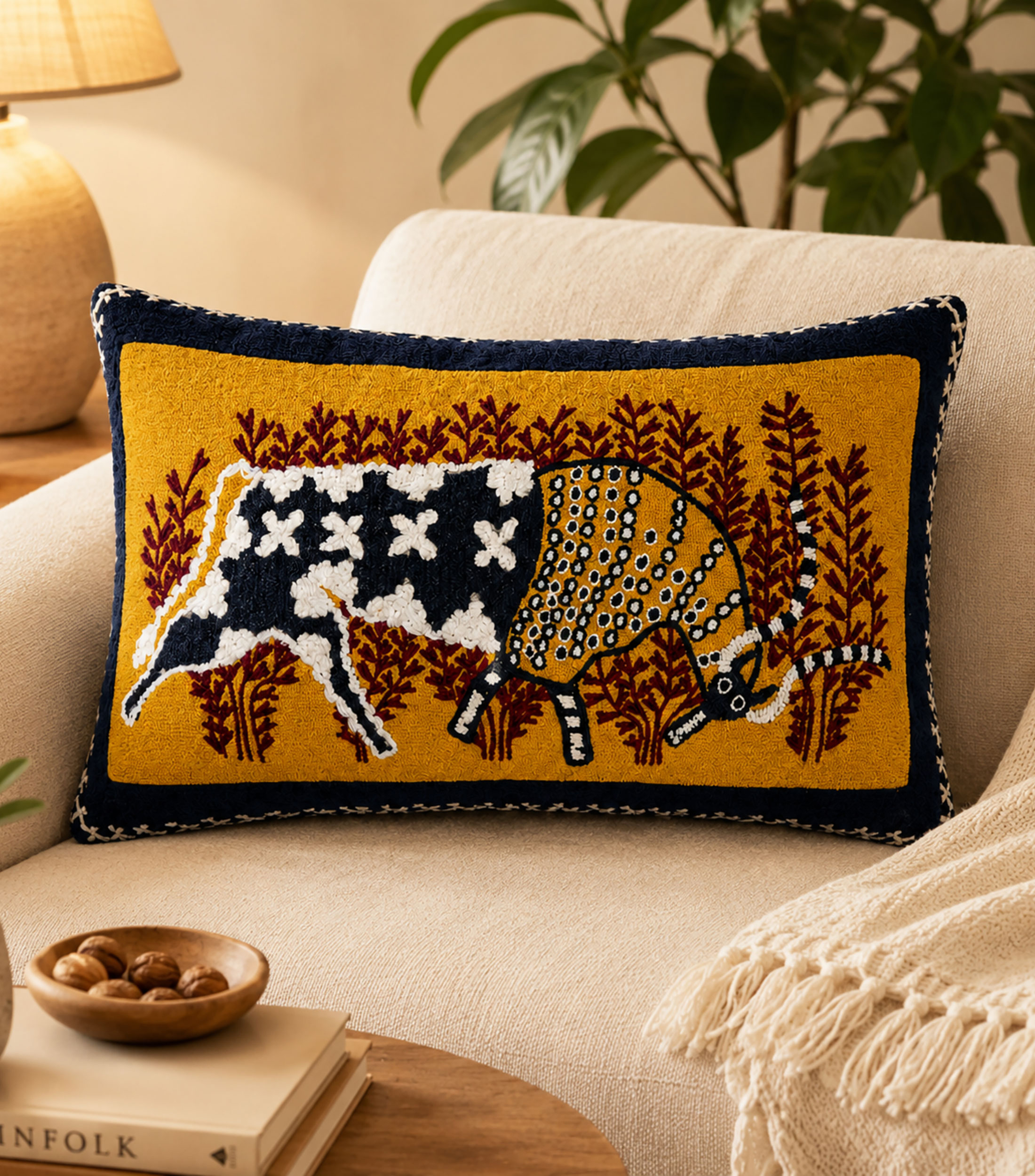 Cojín decorativo ancestral con bordado